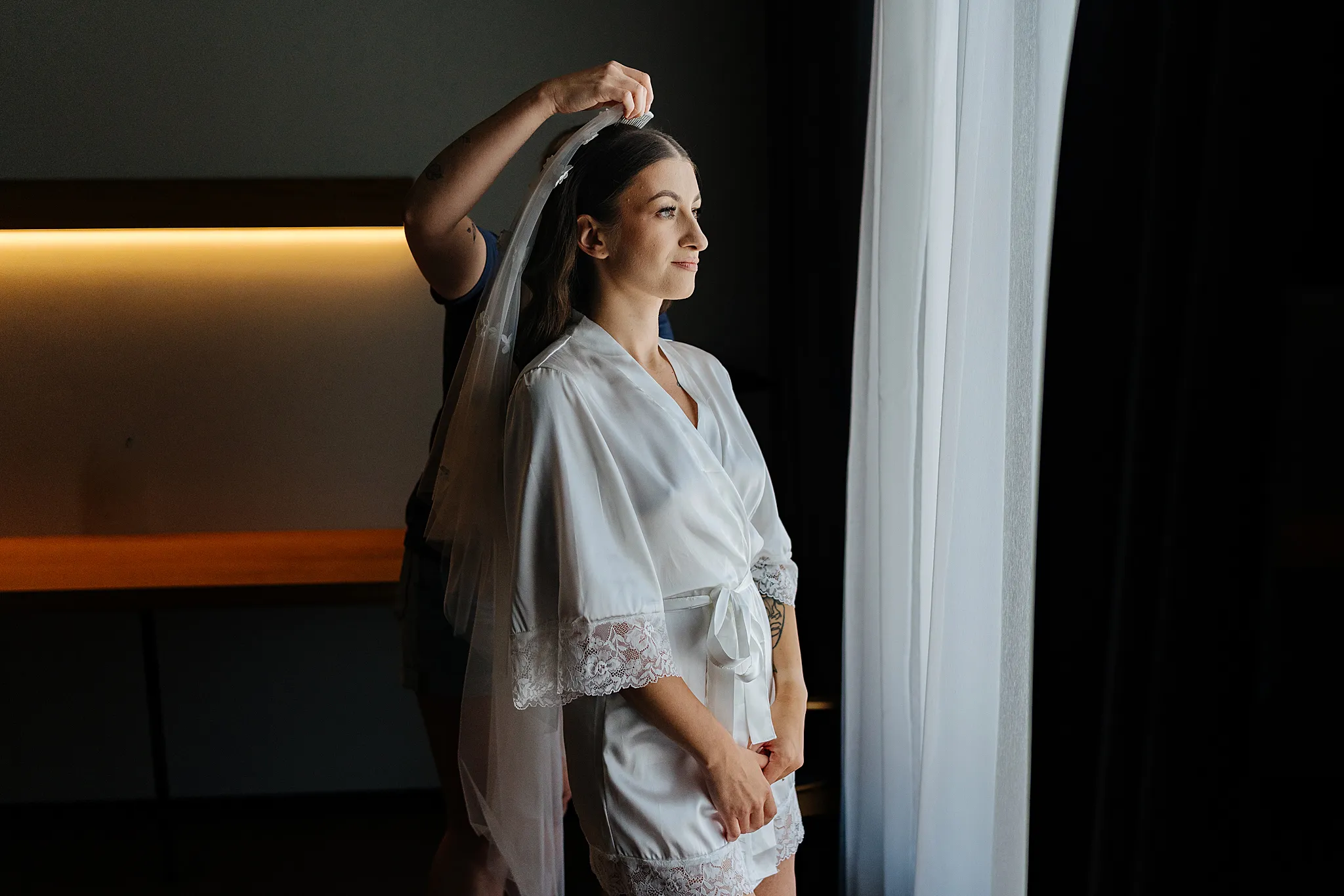 przymiarka welonu slubnego przed weselem niepozowane zdjeciaa slubne studio grygierczyk