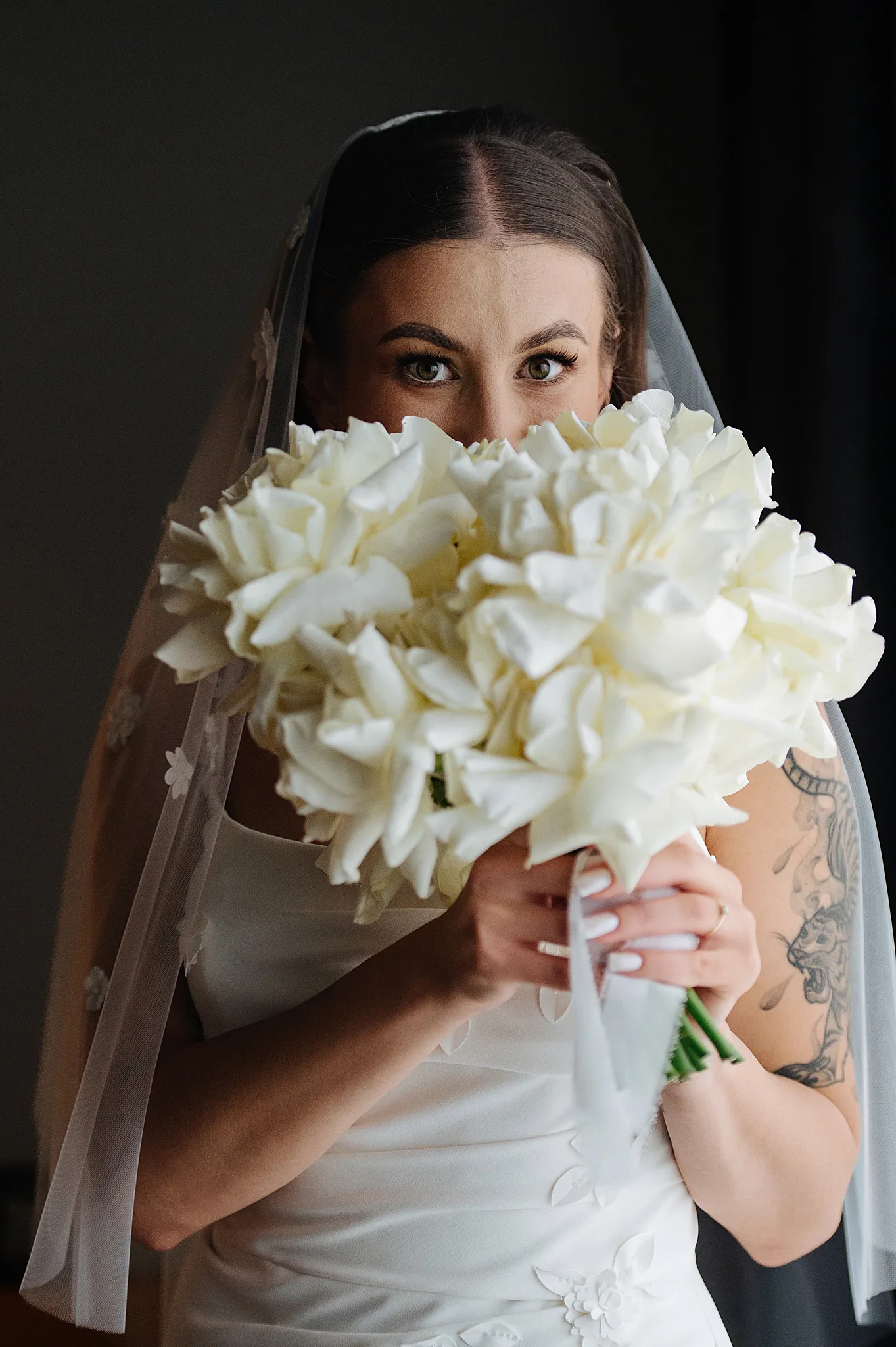 oczy mlodej pani z bukietem przy twarzy fotograf slubny katowice