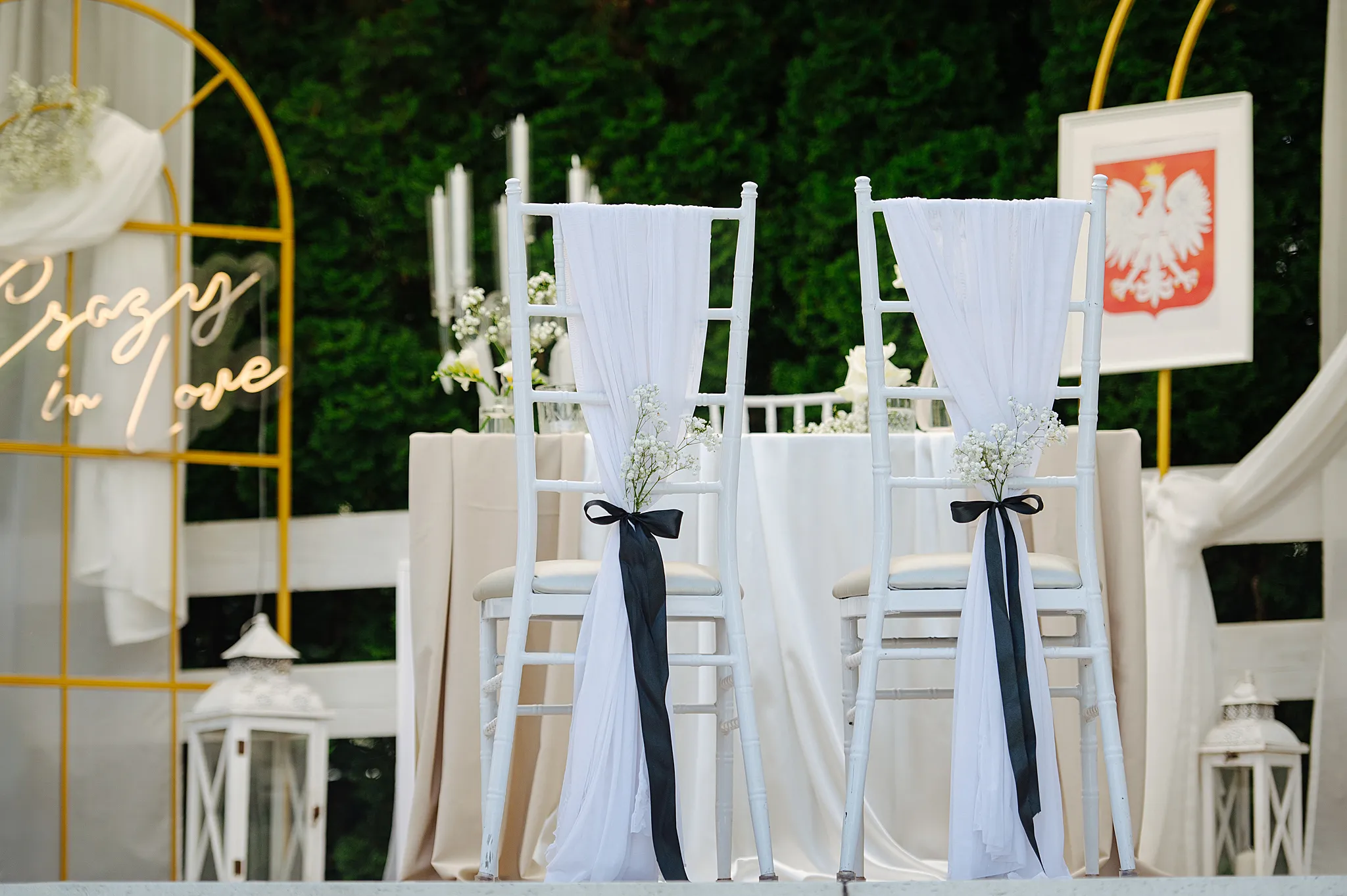 krzesla slubne na ceremoni plenerowej slubnej w zacisze dabrowa gornicza