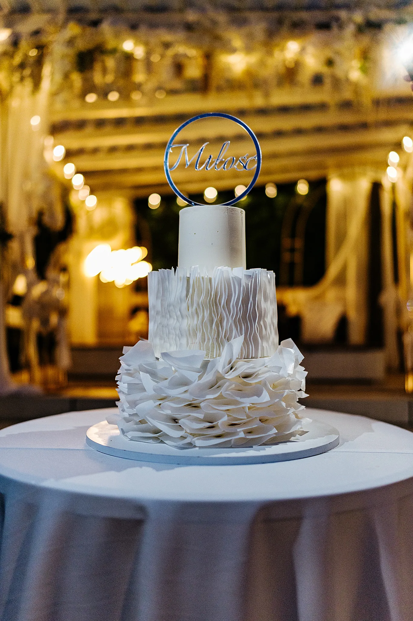 klimatyczny tort slubny podany na zewnatrz restauracja zacisze fotograf na wesele tychy