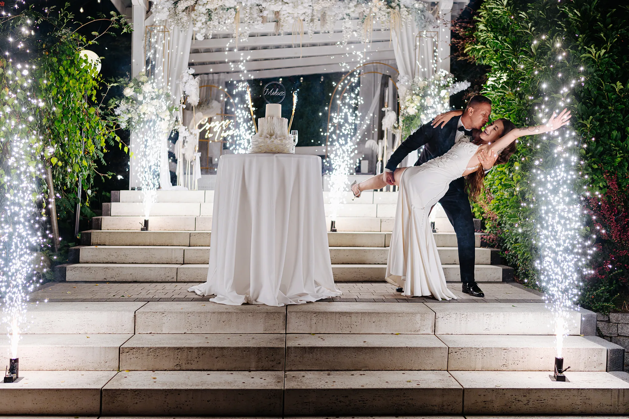 tort weseleny z iskrami zdjecia slubne studio grygierczyk