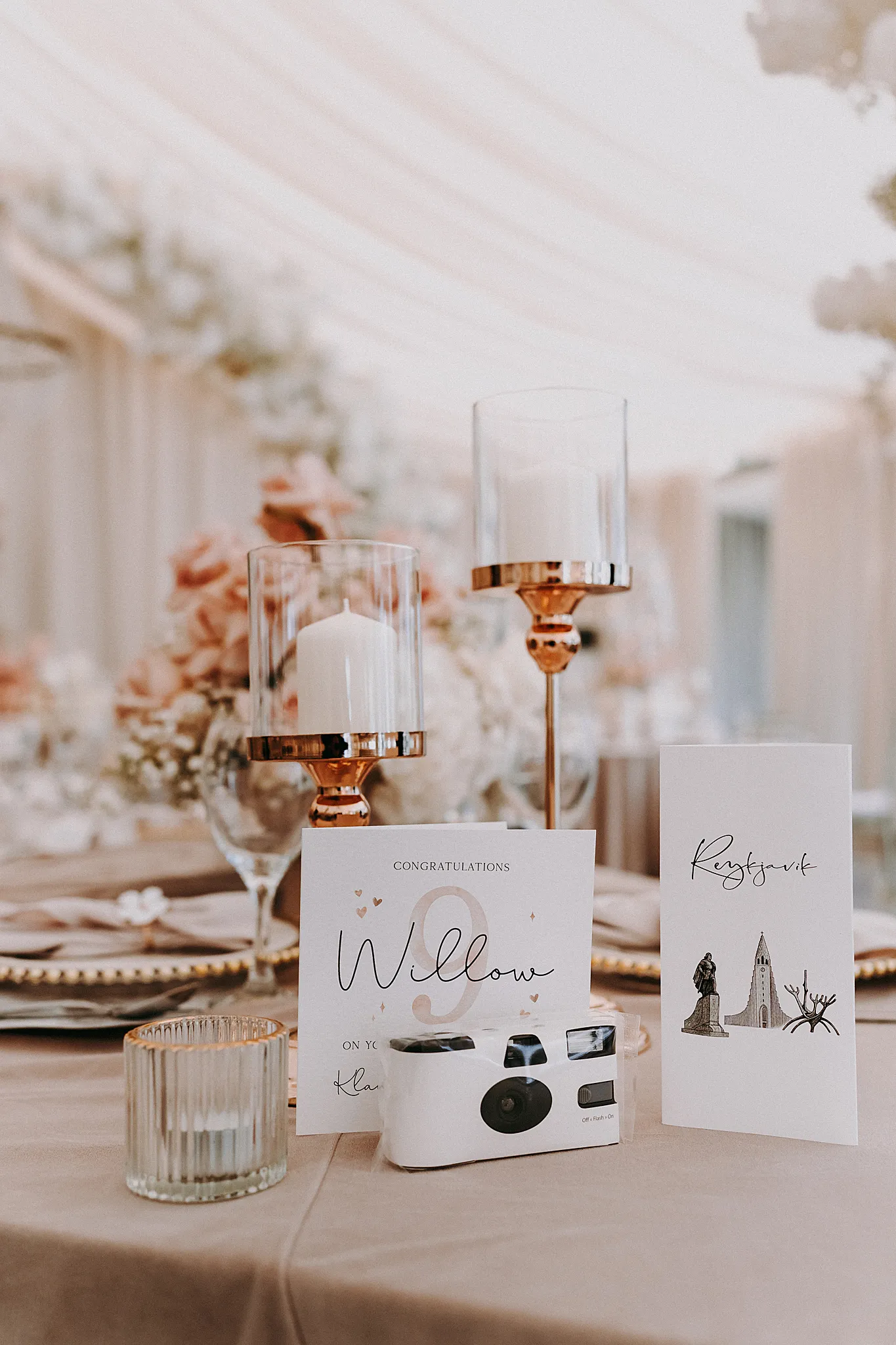 Jasna sala weselna w Hotelu Bajka udekorowana w stylu rustykalnym z okrągłymi stołami. Studio Grygierczyk