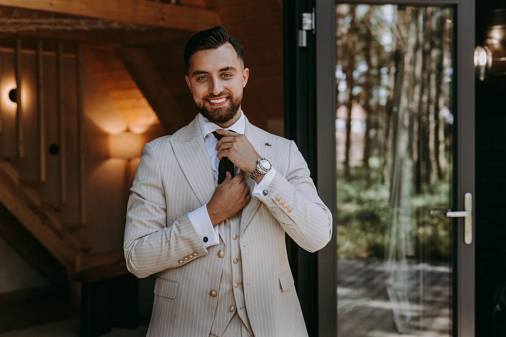 Ostatnie poprawki krawata przed lustrem w apartamencie Hotelu Bajka, zdjęcie wykonane przez Studio Grygierczyk