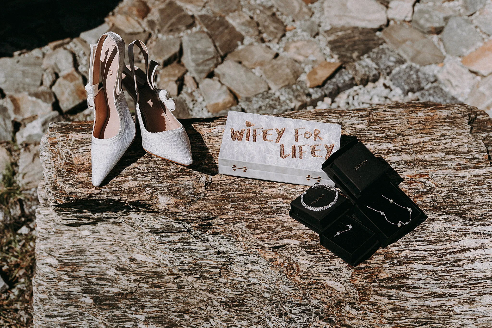 Bliski kadr na detale biżuterii ślubnej na tle skandynawskiego wnętrza domku w Grodźcu – Studio Grygierczyk