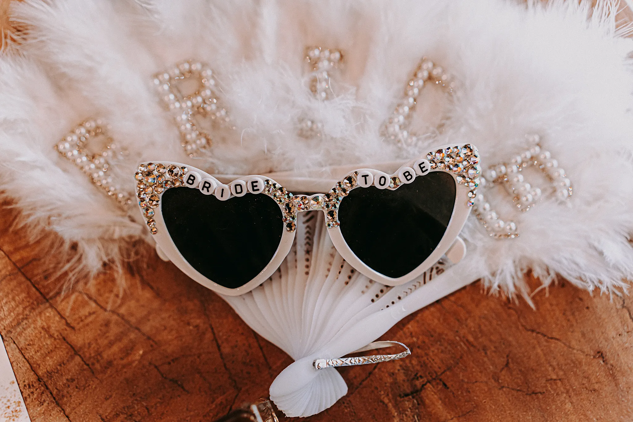 Bliski kadr na detale biżuterii ślubnej na tle skandynawskiego wnętrza domku w Grodźcu – Studio Grygierczyk