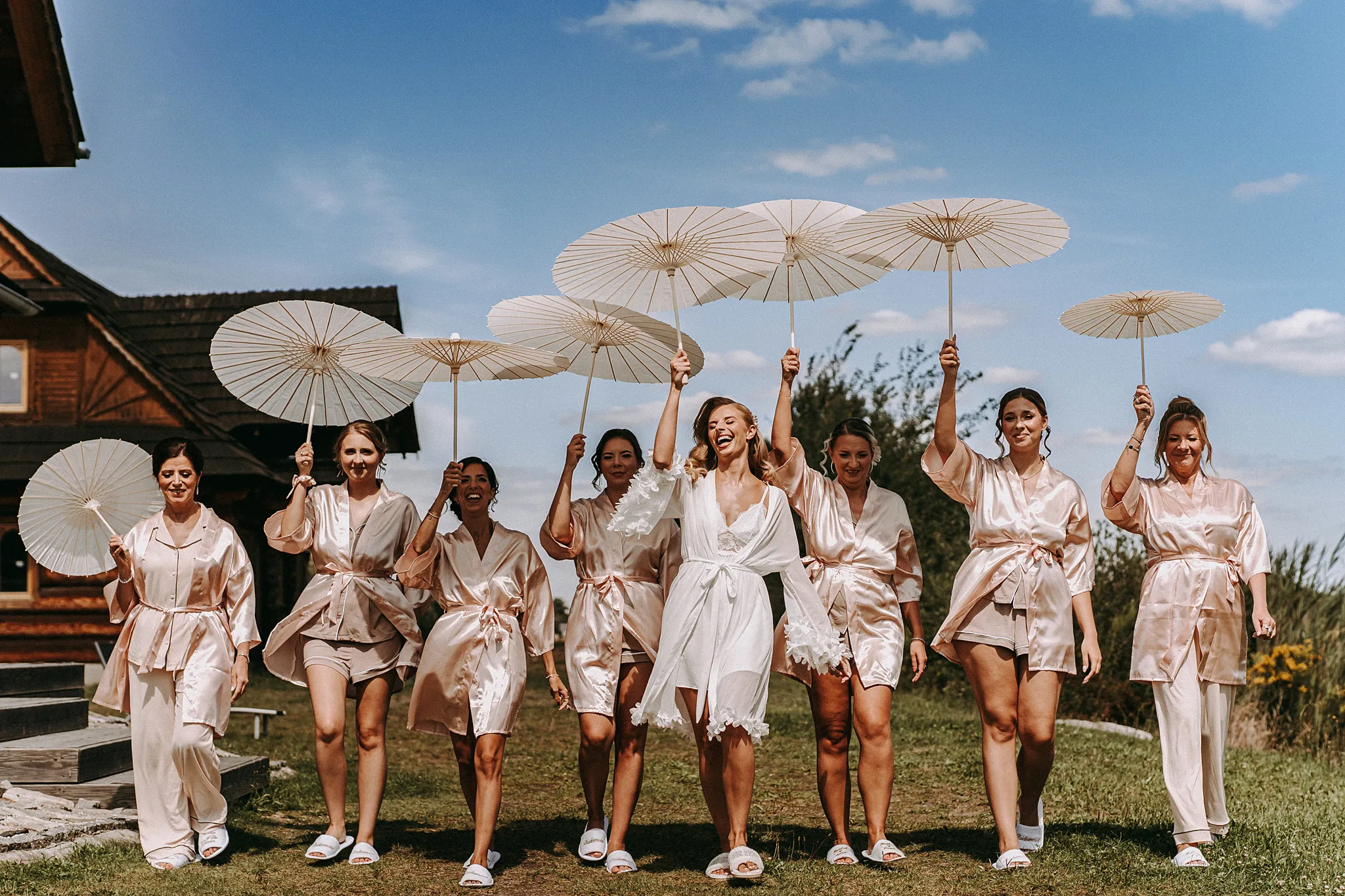 Reportaż ślubny z Hotelu Bajka: przygotowania w domkach nad jeziorem – autor Studio Grygierczyk