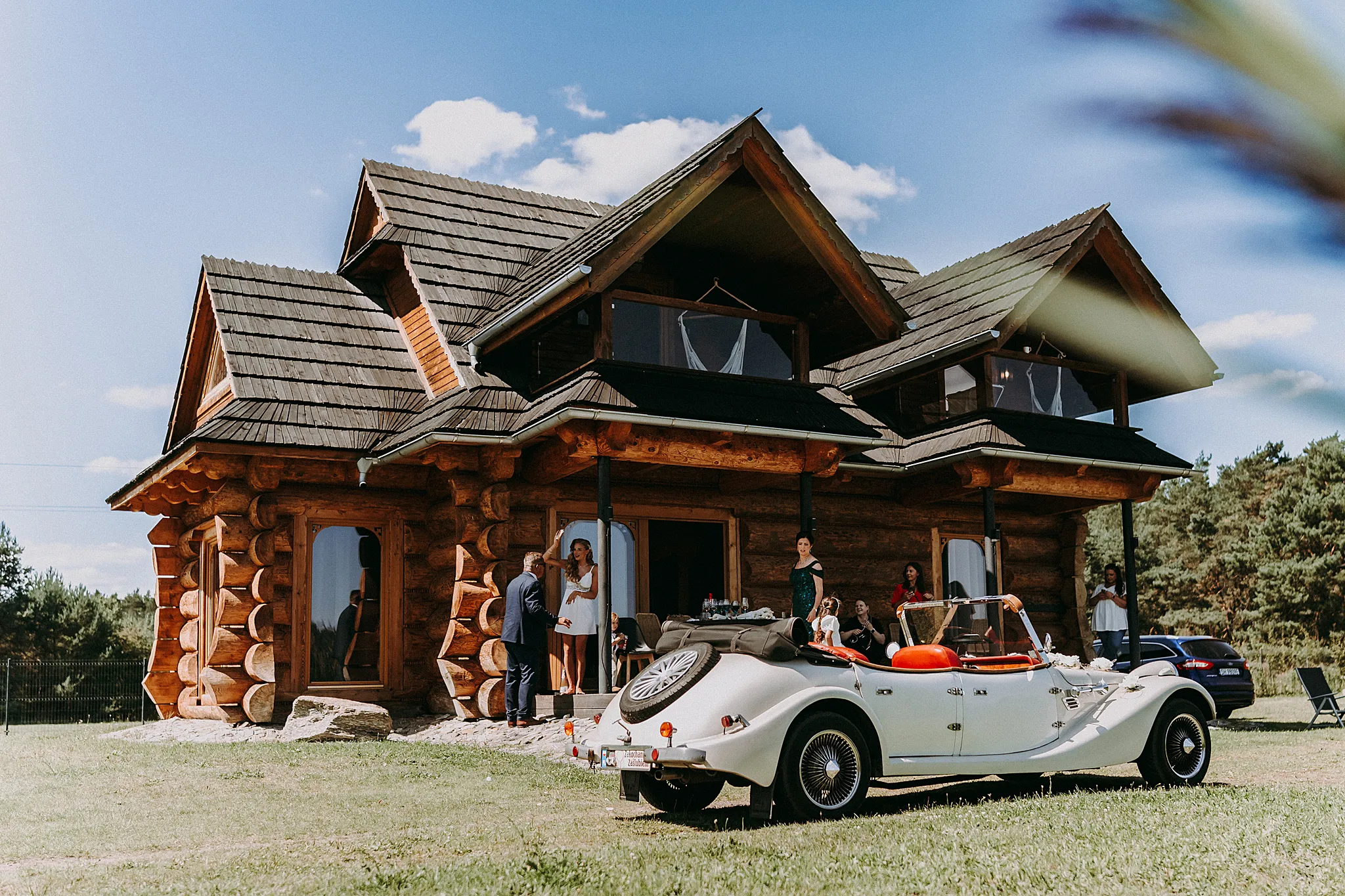 Widok na nowoczesne domki w Hotelu Bajka w Grodźcu podczas słonecznego dnia ślubu – fot. Studio Grygierczyk