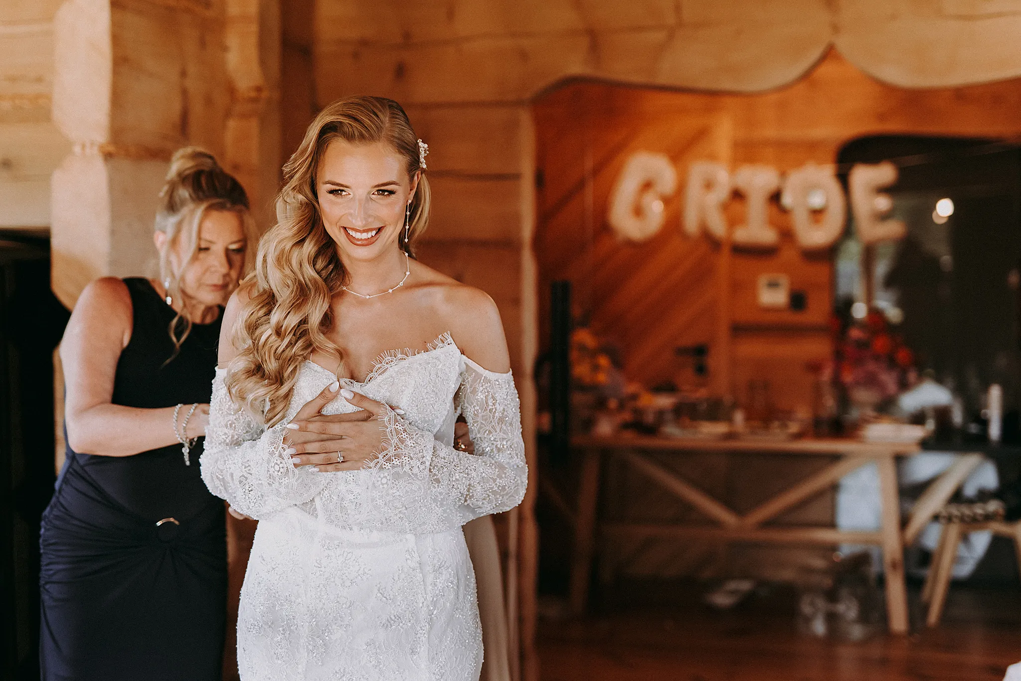 Reportaż ślubny z Hotelu Bajka: przygotowania w domkach nad jeziorem – autor Studio Grygierczyk