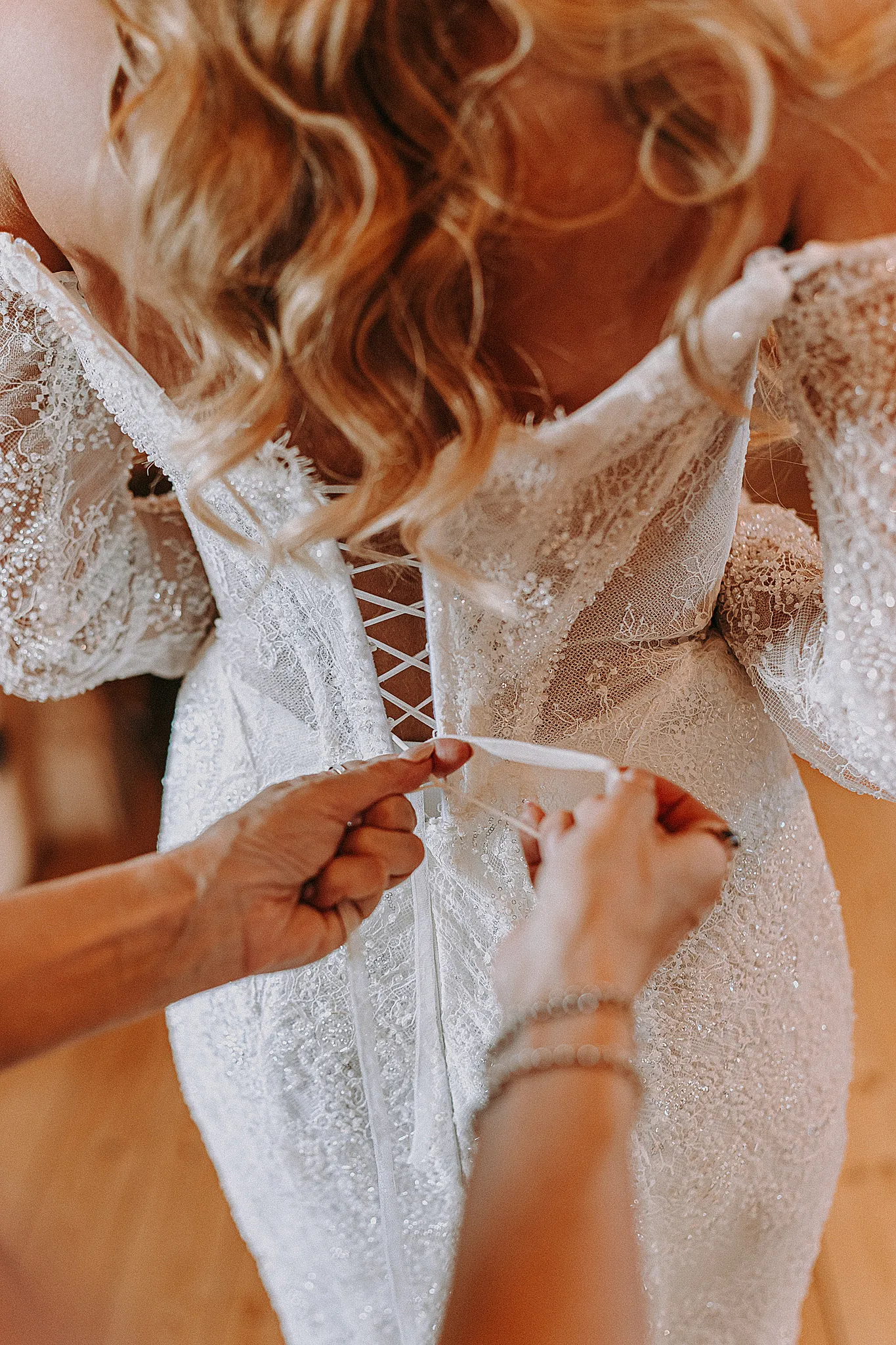 Bliski kadr na detale sukni na tle skandynawskiego wnętrza domku w Grodźcu – Studio Grygierczyk