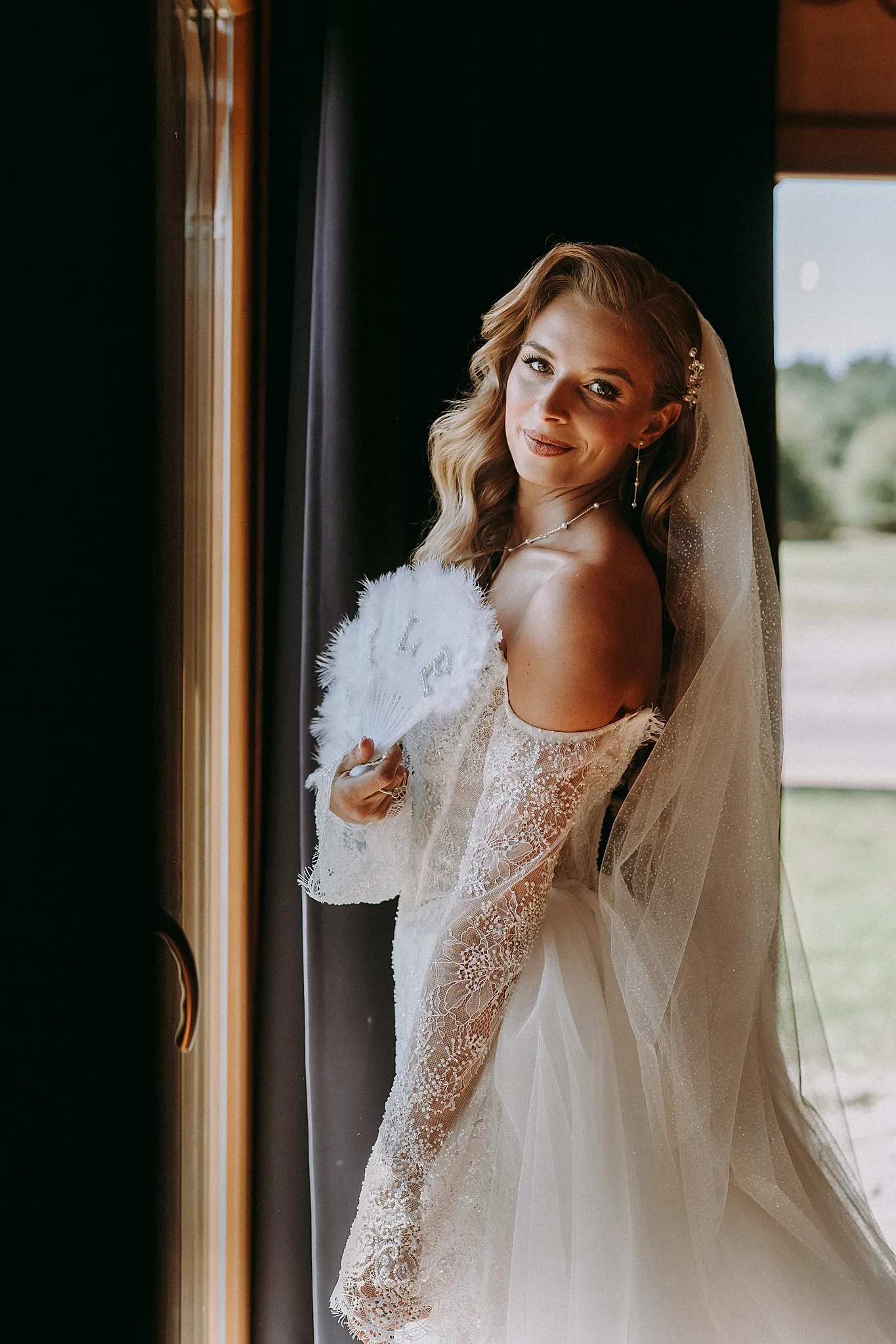 Bliski kadr na detale biżuterii ślubnej na tle skandynawskiego wnętrza domku w Grodźcu – Studio Grygierczyk