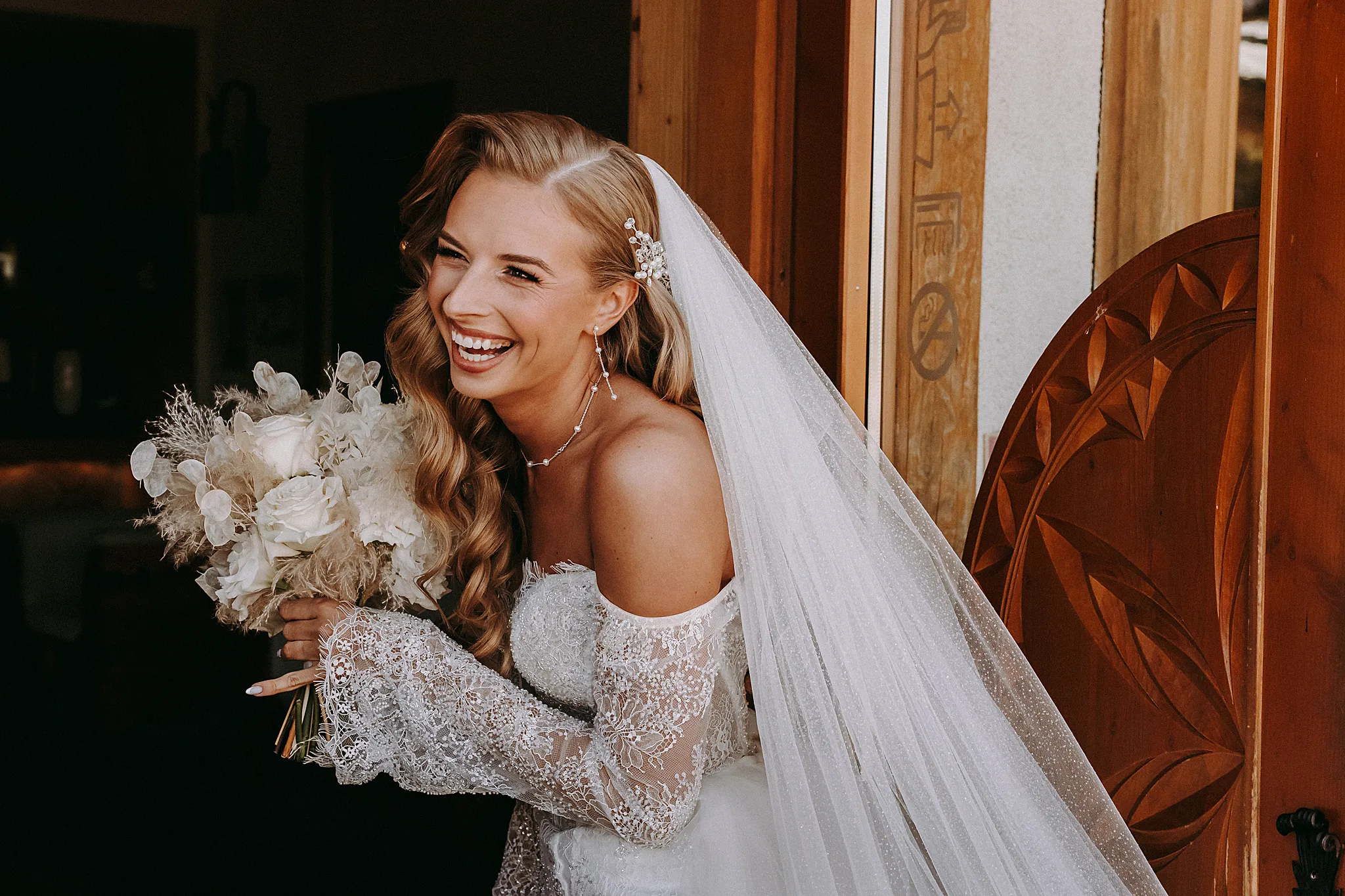 Para młoda wychodząca z domku w Zatoce Bajka, idąca w stronę ceremonii plenerowej – Studio Grygierczyk