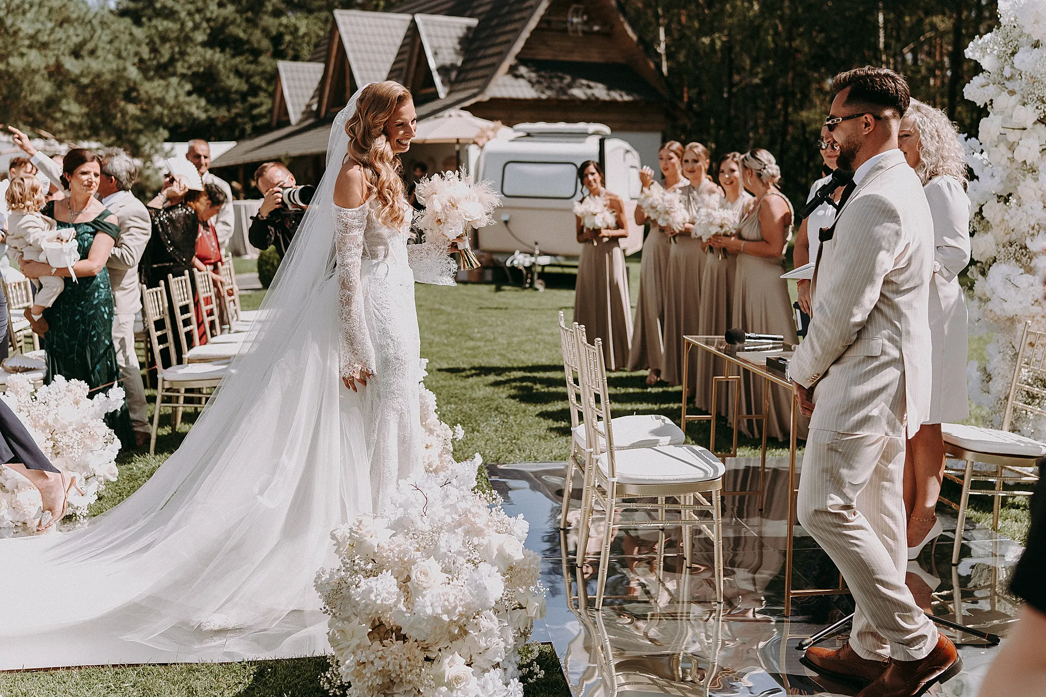 Pan młody ze swoimi drużbami na tle białych dekoracji ślubnych w Hotelu Bajka – fot. Studio Grygierczyk