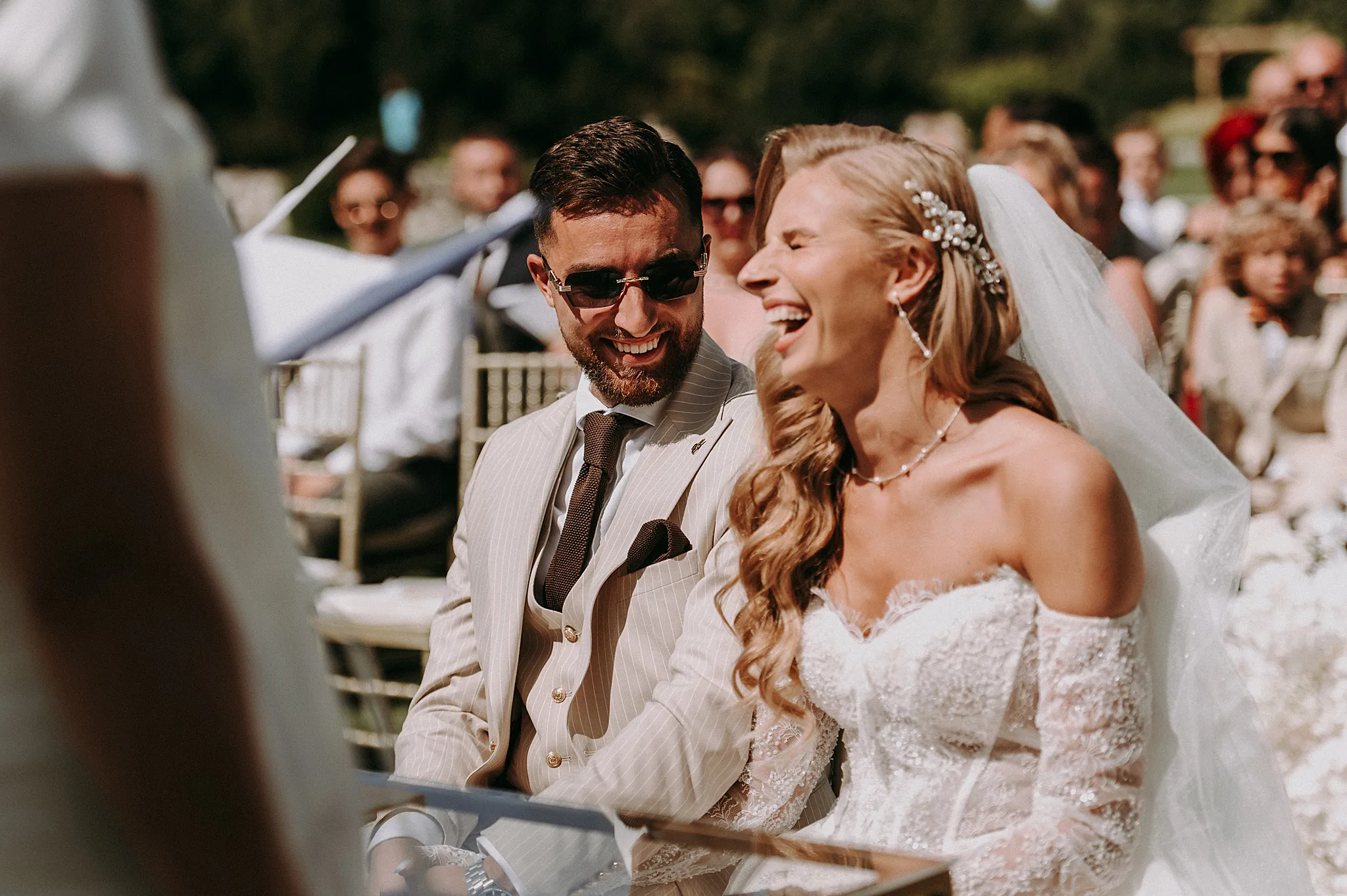 Portret pary młodej w ciepłych barwach słońca podczas ceremonii plenerowej w opolskim