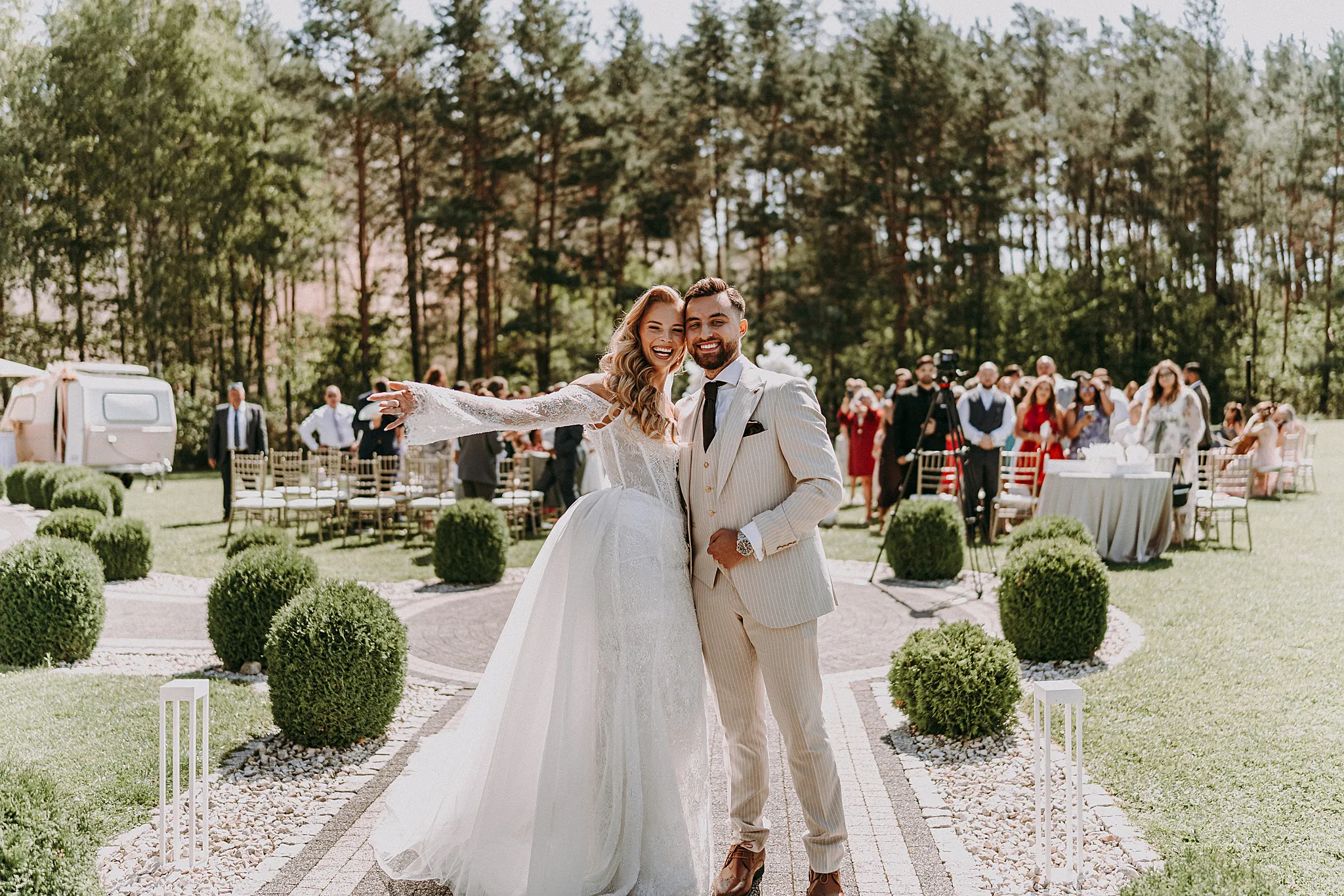 adosne wyjście pary młodej z ceremonii, obsypane konfetti i otoczone kolorowymi racami – fotografia Studio Grygierczyk