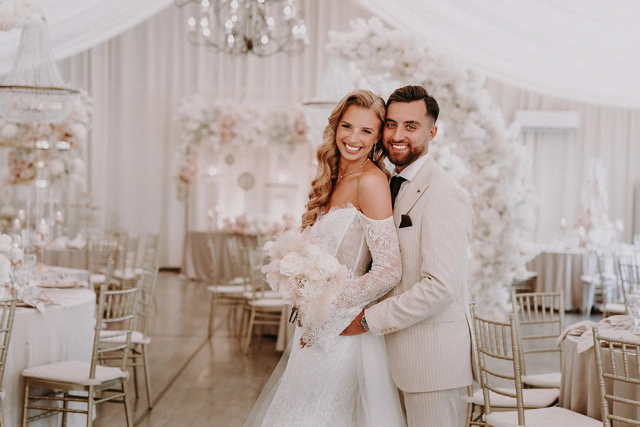 Panna młoda i pan młody podziwiający wystrój swojej sali weselnej przed przybyciem gości – fotografia Studio Grygierczyk