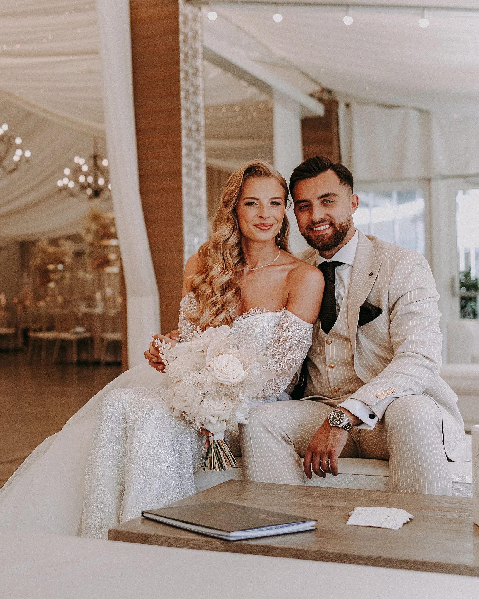 Szczęśliwa para młoda podczas pierwszej eksploracji udekorowanej sali w Hotelu Bajka – wyraz zachwytu i radości