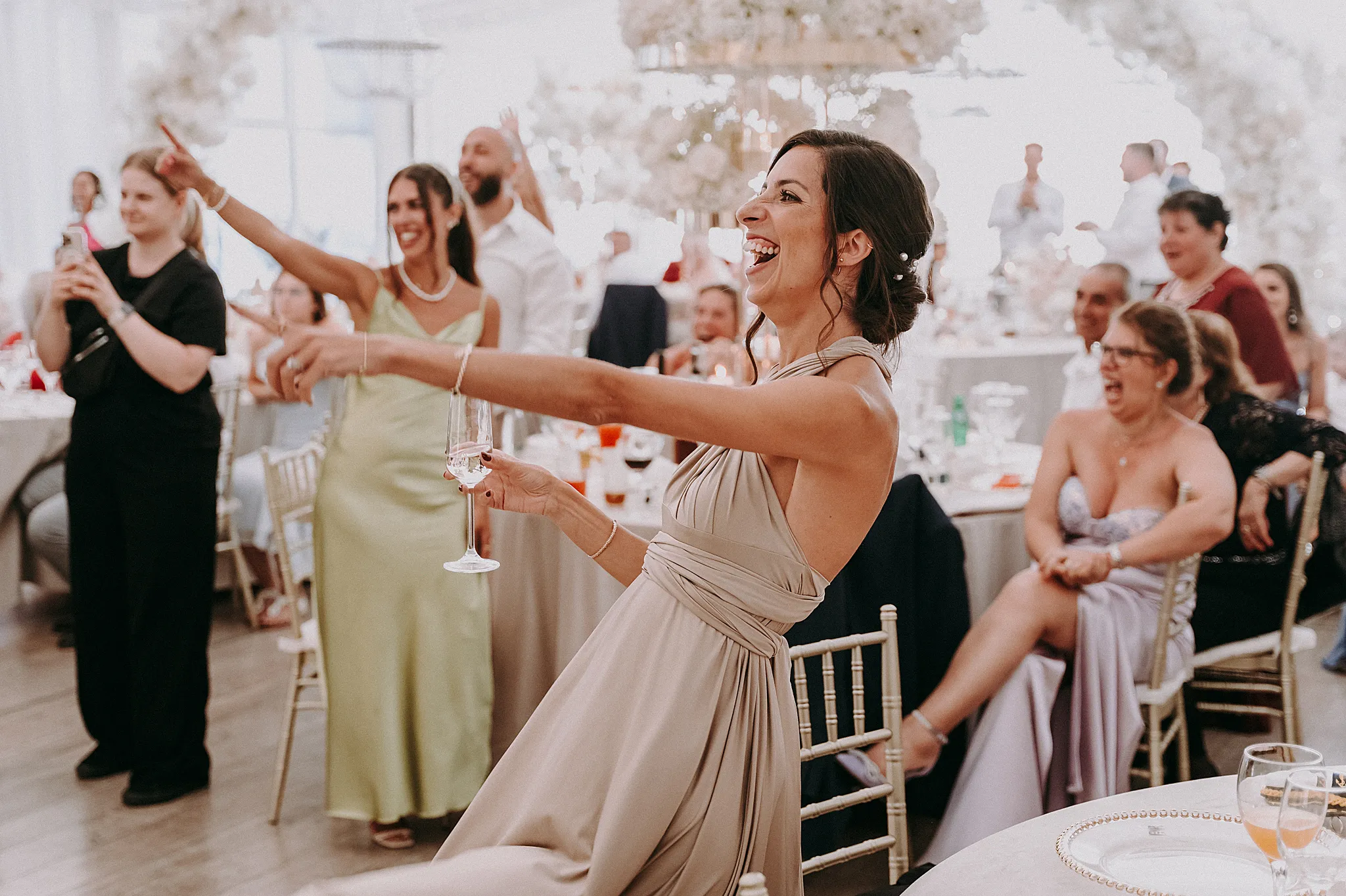 Spontaniczny śmiech gości weselnych reagujących na anegdoty podczas angielskich przemówień w Hotelu Bajka