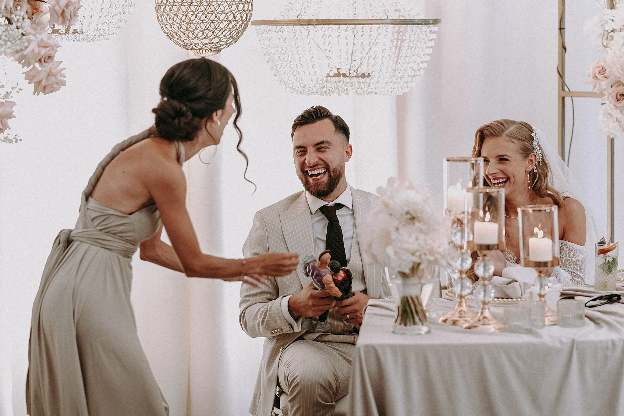 Spontaniczny śmiech gości weselnych reagujących na anegdoty podczas angielskich przemówień w Hotelu Bajka