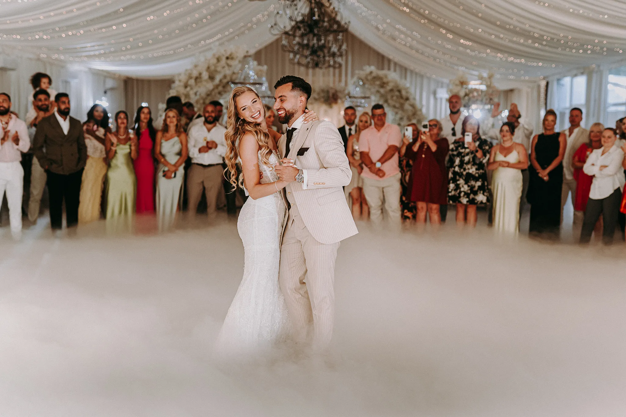 taniec pary młodej „w chmurach” ciężkiego dymu w świetlistym namiocie Hotelu Bajka