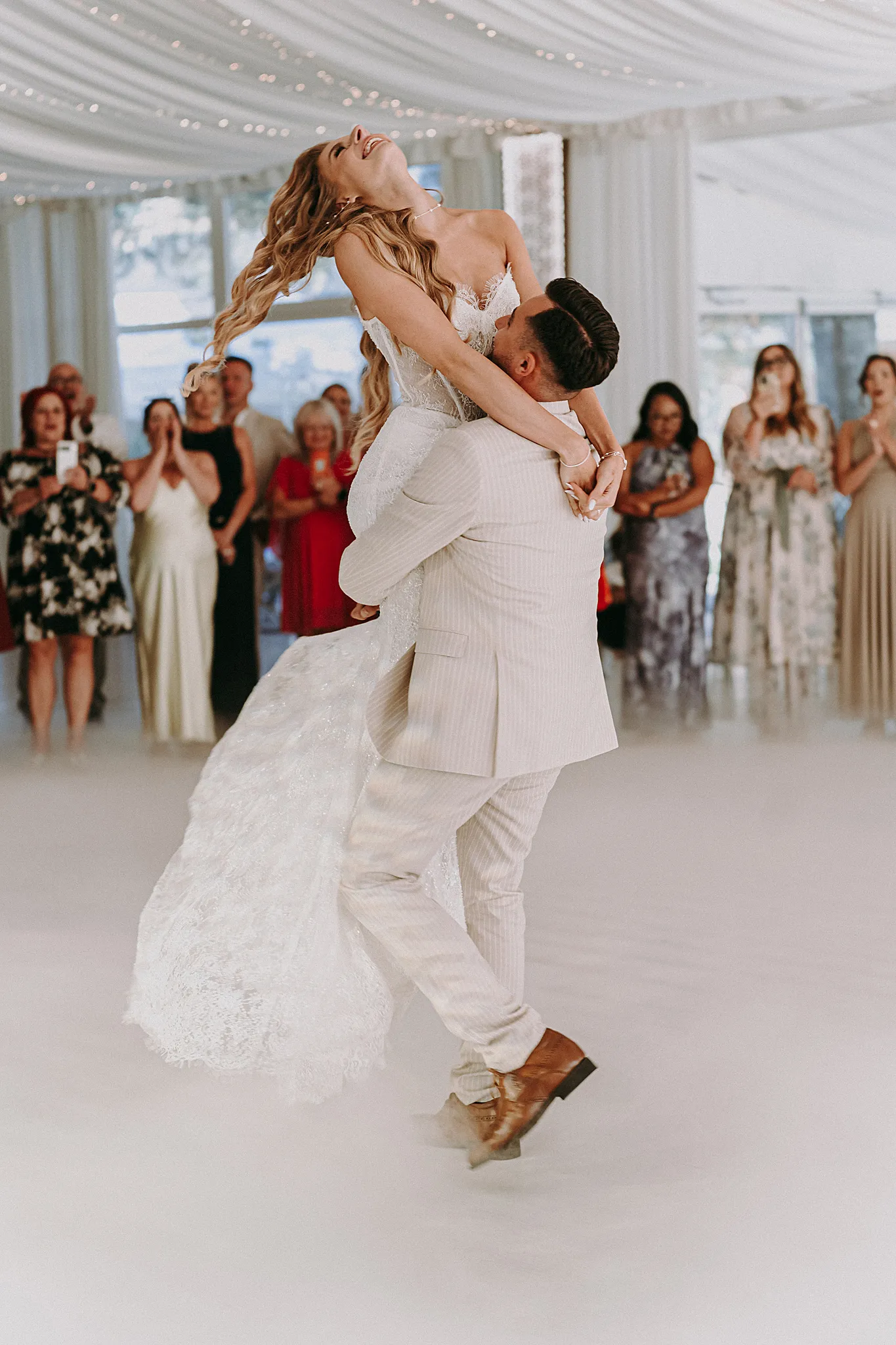 Pan młody unosi pannę młodą podczas pierwszego tańca w gęstych chmurach białego dymu – fot. Studio Grygierczyk