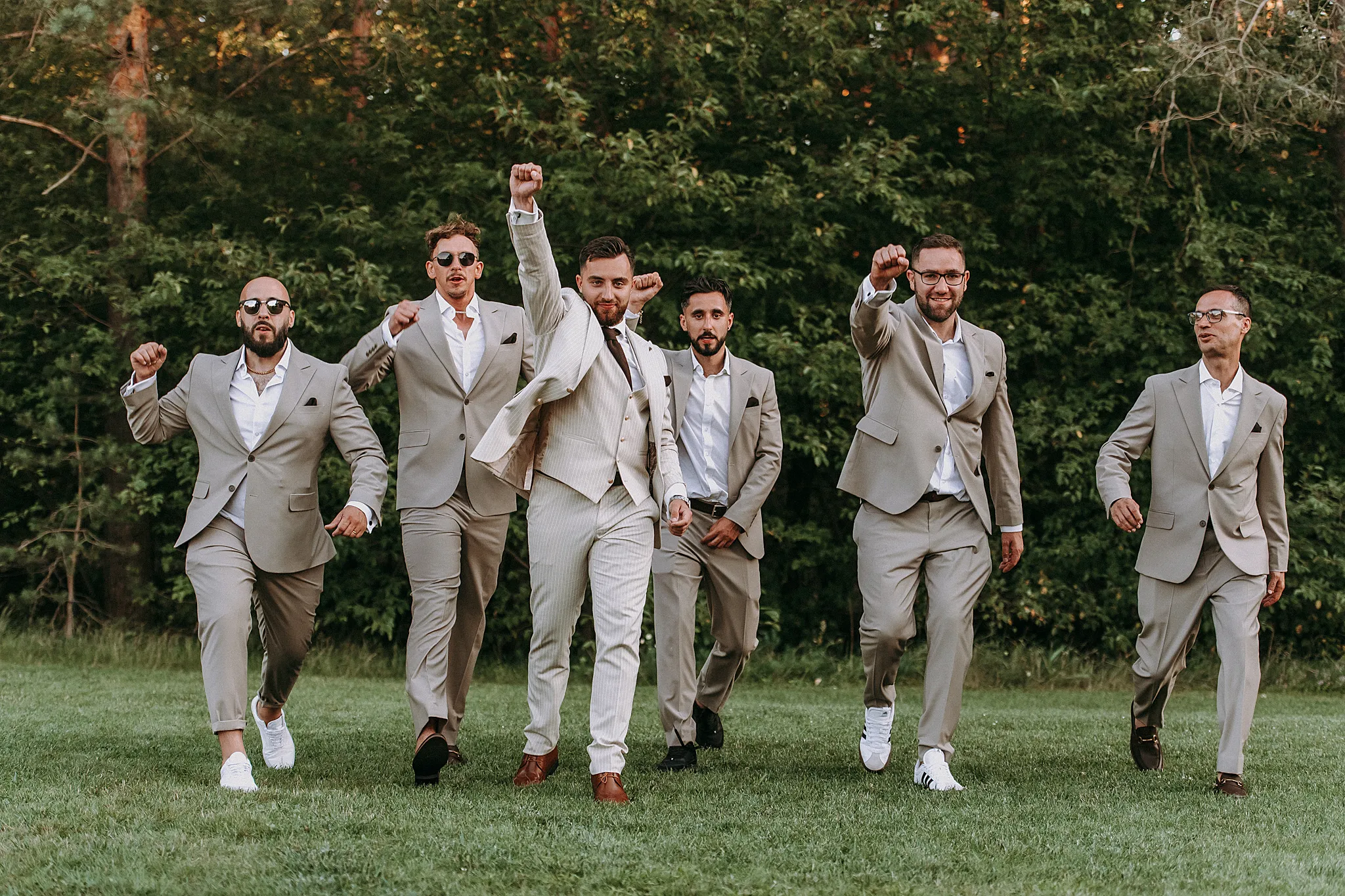 Niepozowane zdjęcie grupowe: para młoda ze swoimi najbliższymi przyjaciółmi w pełnym słońcu Zatoki Bajka