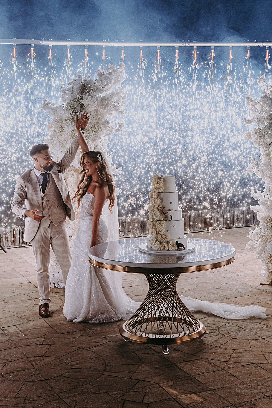 Fotografia ślubna nocą: krojenie tortu w Hotelu Bajka z profesjonalną oprawą pirotechniczną – Studio Grygierczyk