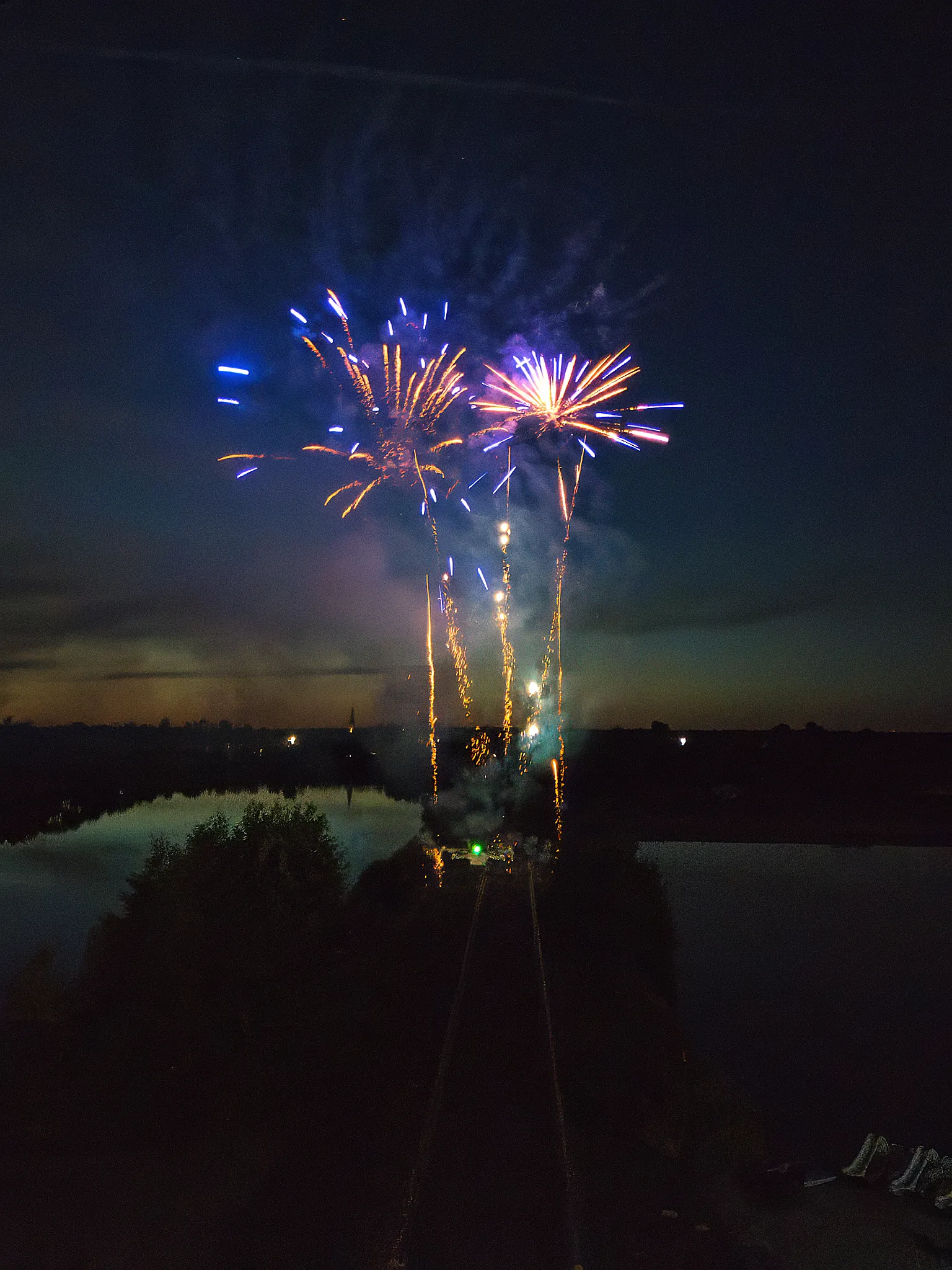 Nocne niebo nad Hotelem Bajka rozświetlone fajerwerkami podczas ceremonii krojenia tortu – fot. Studio Grygierczyk