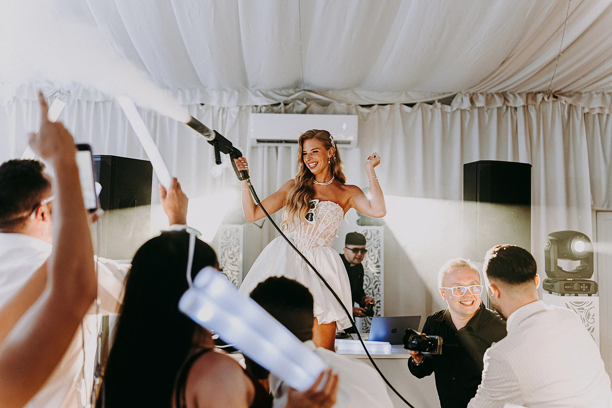 Odważna sesja ślubna w Hotelu Bajka w Grodźcu: para młoda z pistoletami-rekwizytami