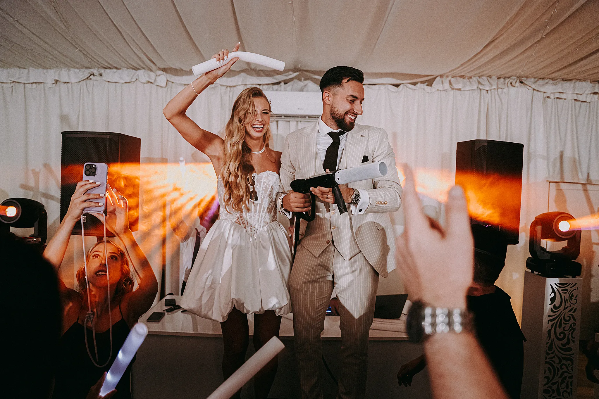 DJ Main Audio za konsoletą rozkręca zabawę na parkiecie w Hotelu Bajka – energetyczne światła i tłum gości w obiektywie Studio Grygierczyk