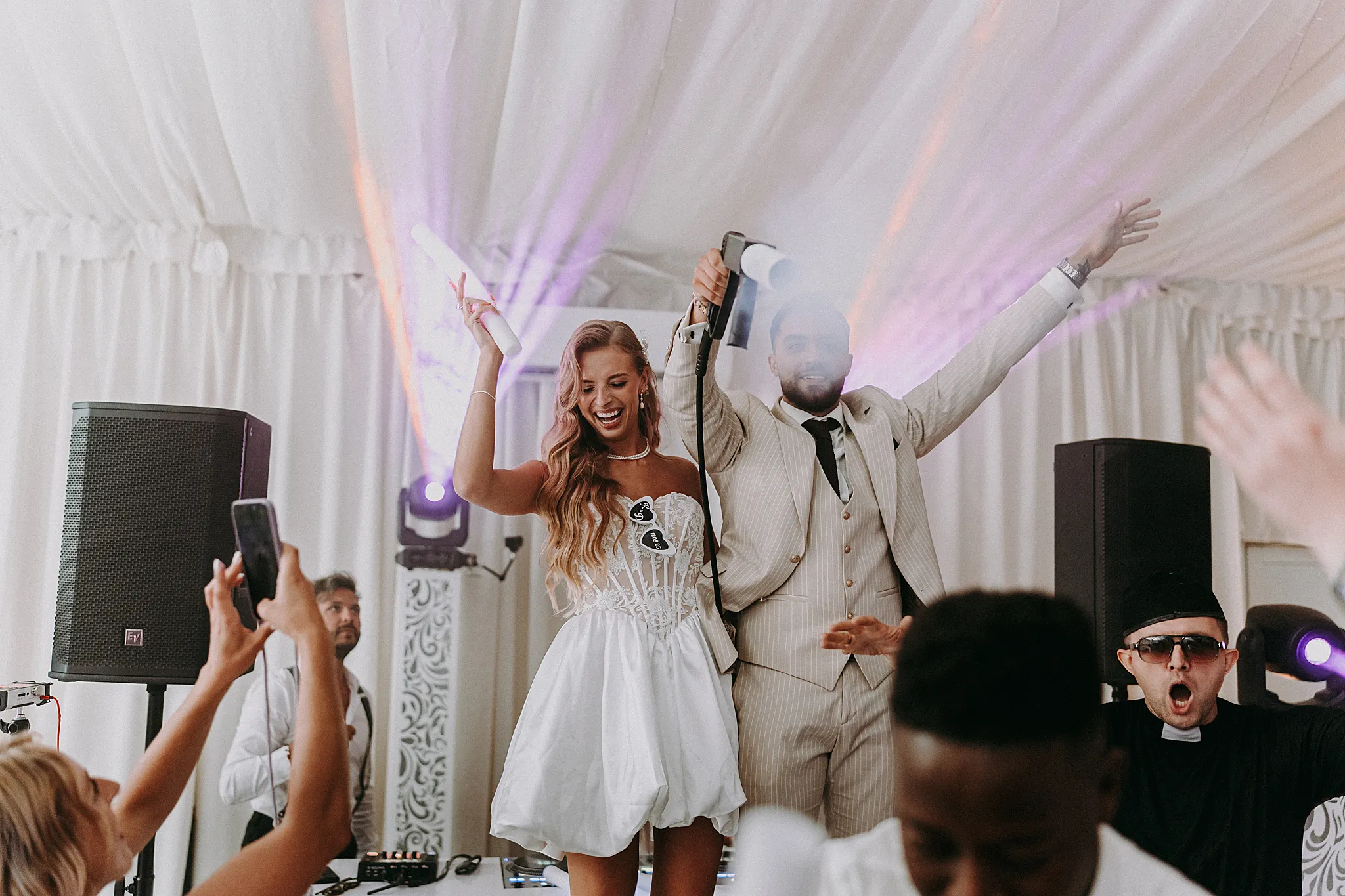 Odważna sesja ślubna w Hotelu Bajka w Grodźcu: para młoda z pistoletami-rekwizytami