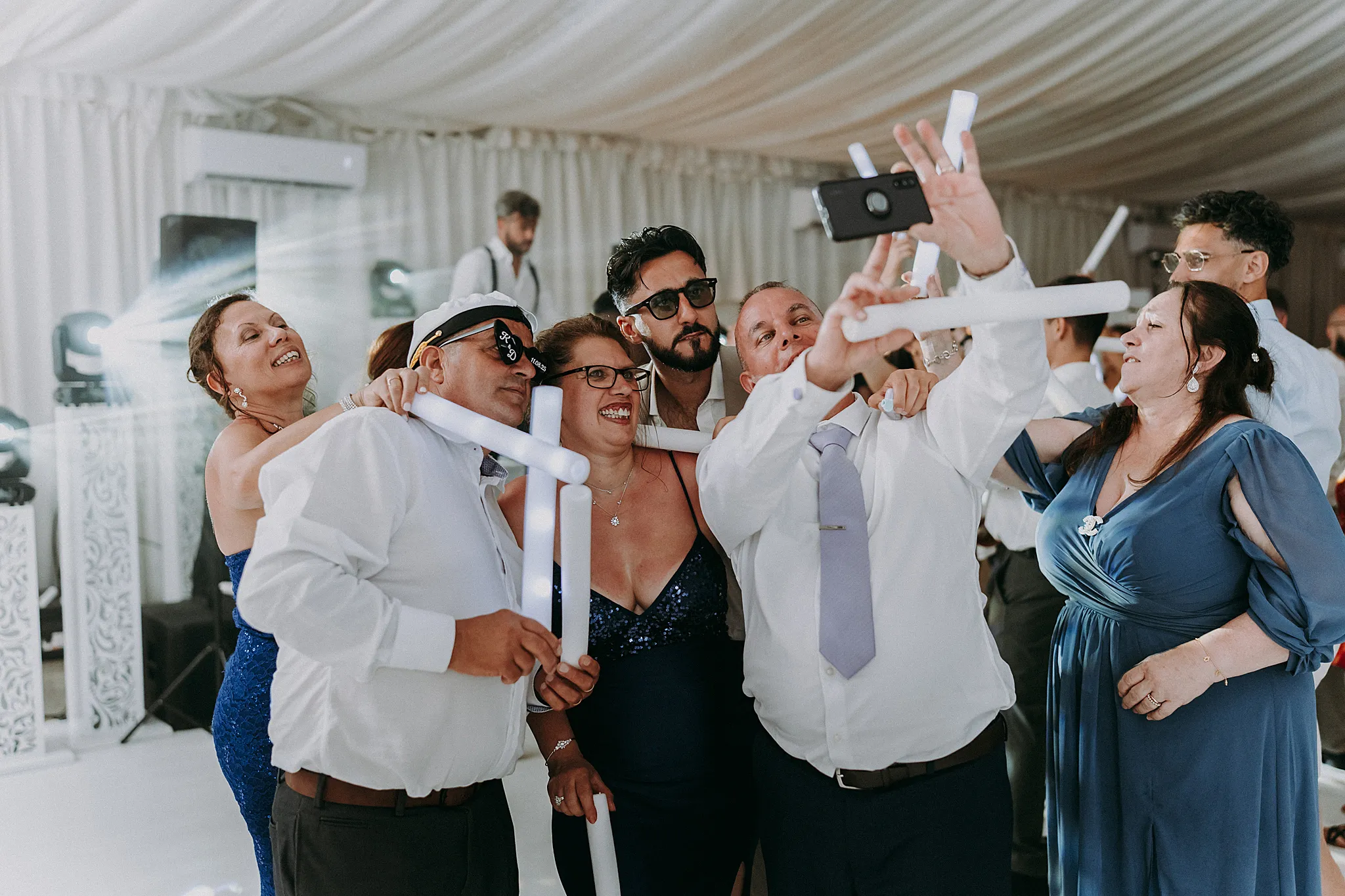 Spontaniczne tańce i niekontrolowane wybuchy radości na parkiecie w Grodźcu, sfotografowane przez Studio Grygierczyk