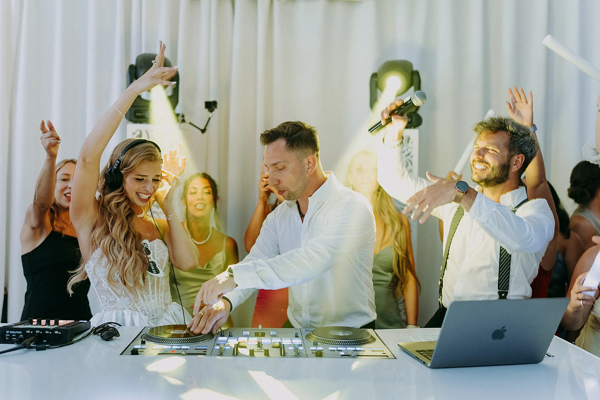 czestnicy weselnego challenge’u dają z siebie wszystko przy dźwiękach hitów serwowanych przez DJ Main Audio