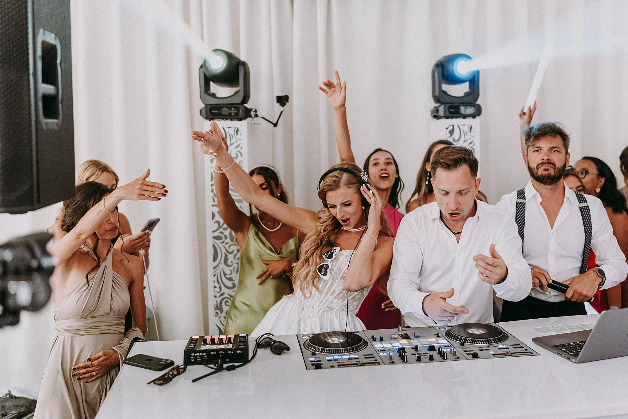 czestnicy weselnego challenge’u dają z siebie wszystko przy dźwiękach hitów serwowanych przez DJ Main Audio