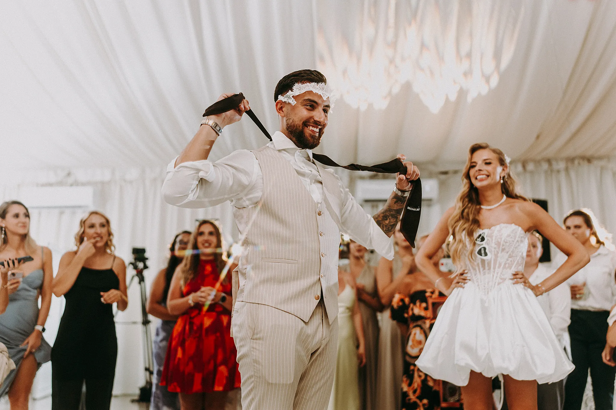 Spontaniczne tańce i niekontrolowane wybuchy radości na parkiecie w Grodźcu, sfotografowane przez Studio Grygierczyk