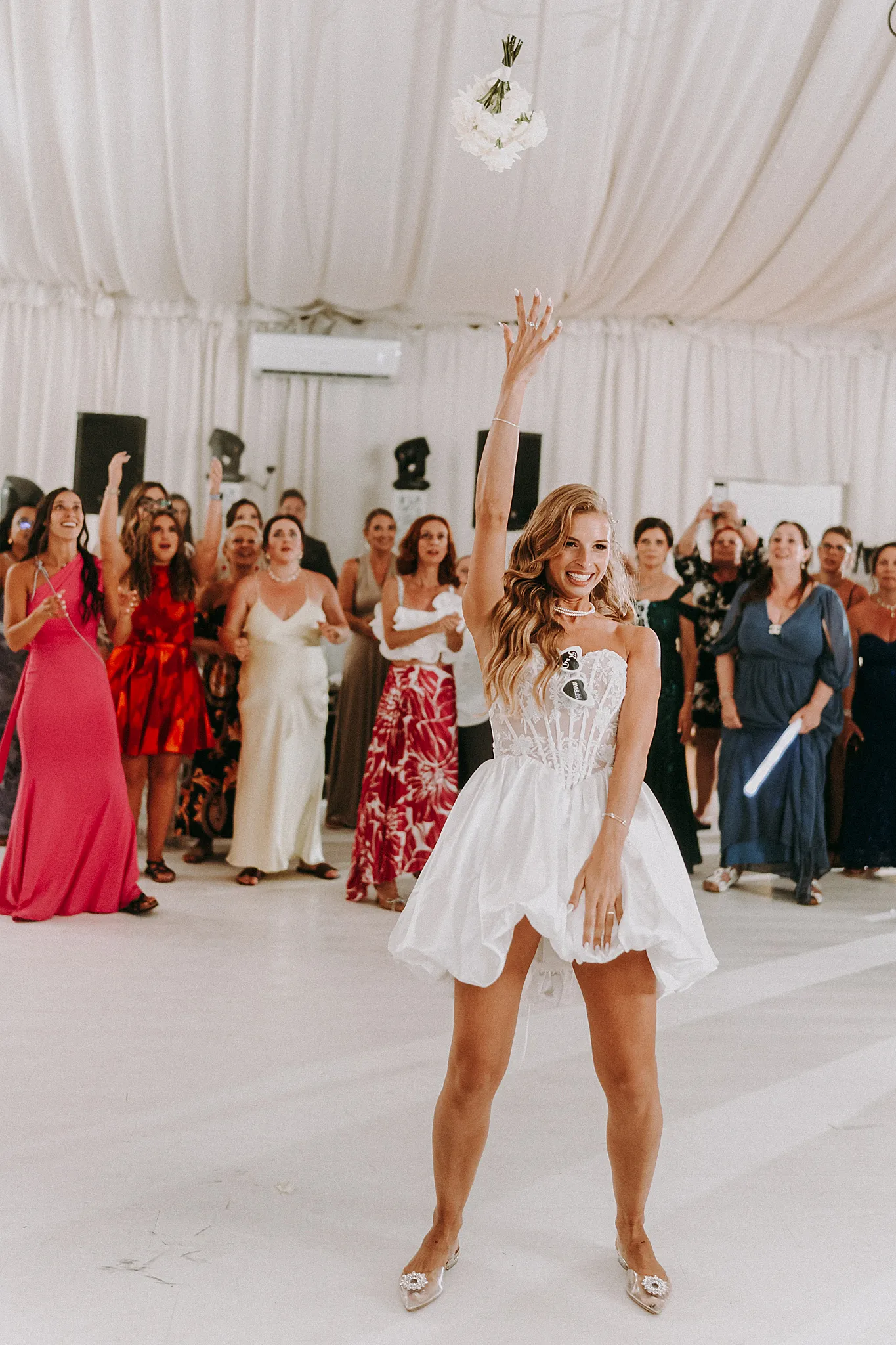 zalone oczepiny w Hotelu Bajka; panna młoda rzucająca bukiet w stronę wiwatujących singielek – fot. Studio Grygierczyk