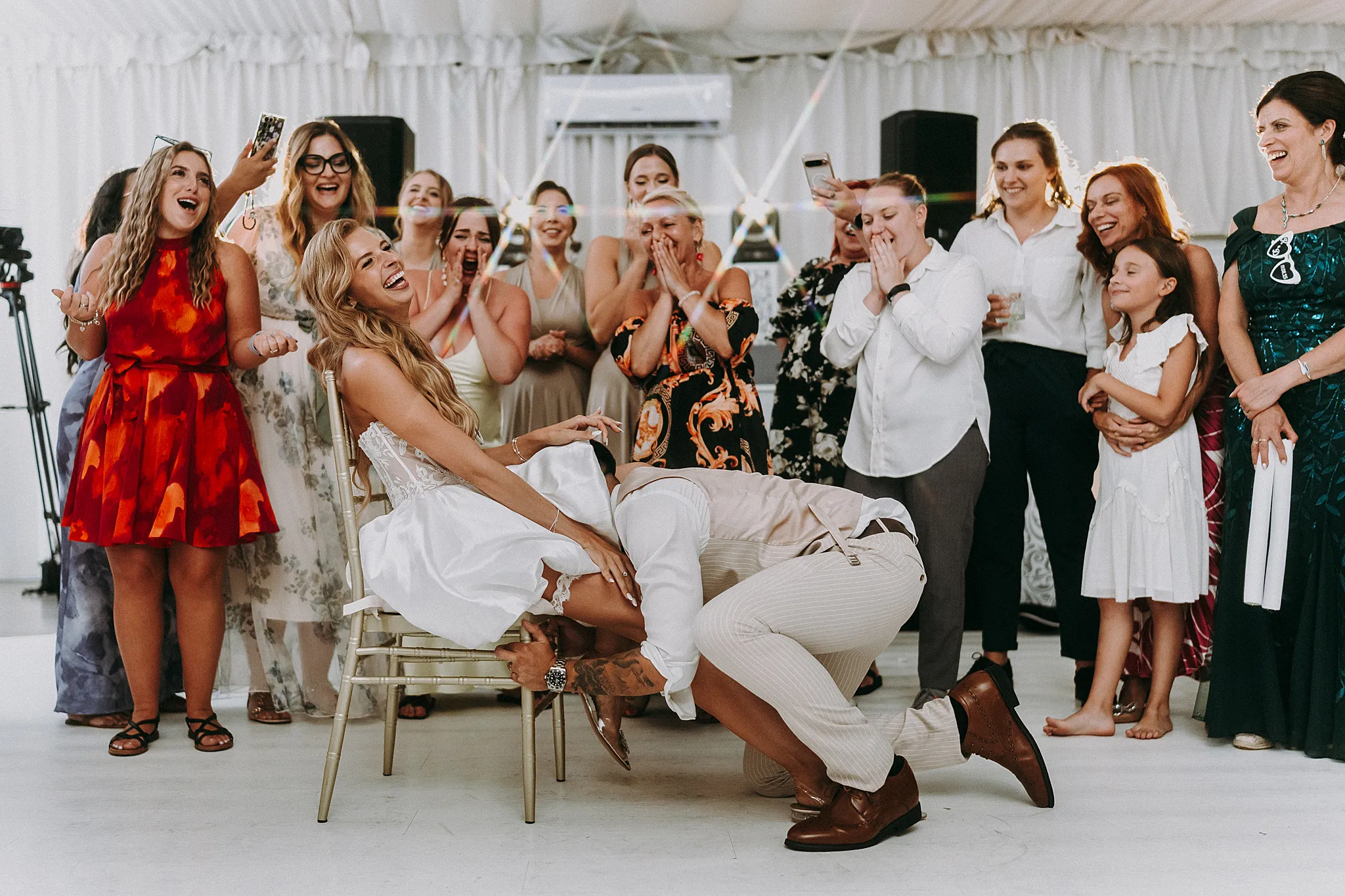 Spontaniczne tańce i niekontrolowane wybuchy radości na parkiecie w Grodźcu, sfotografowane przez Studio Grygierczyk
