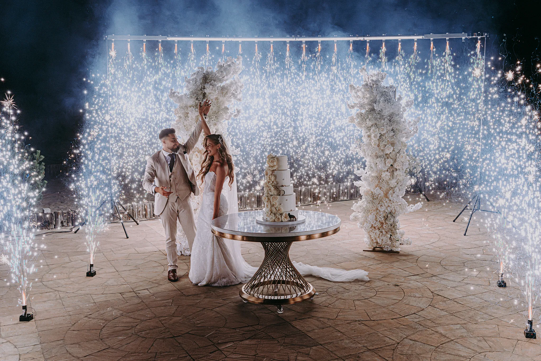 Fotografia ślubna nocą: krojenie tortu  z profesjonalną oprawą pirotechniczną – Studio Grygierczyk
