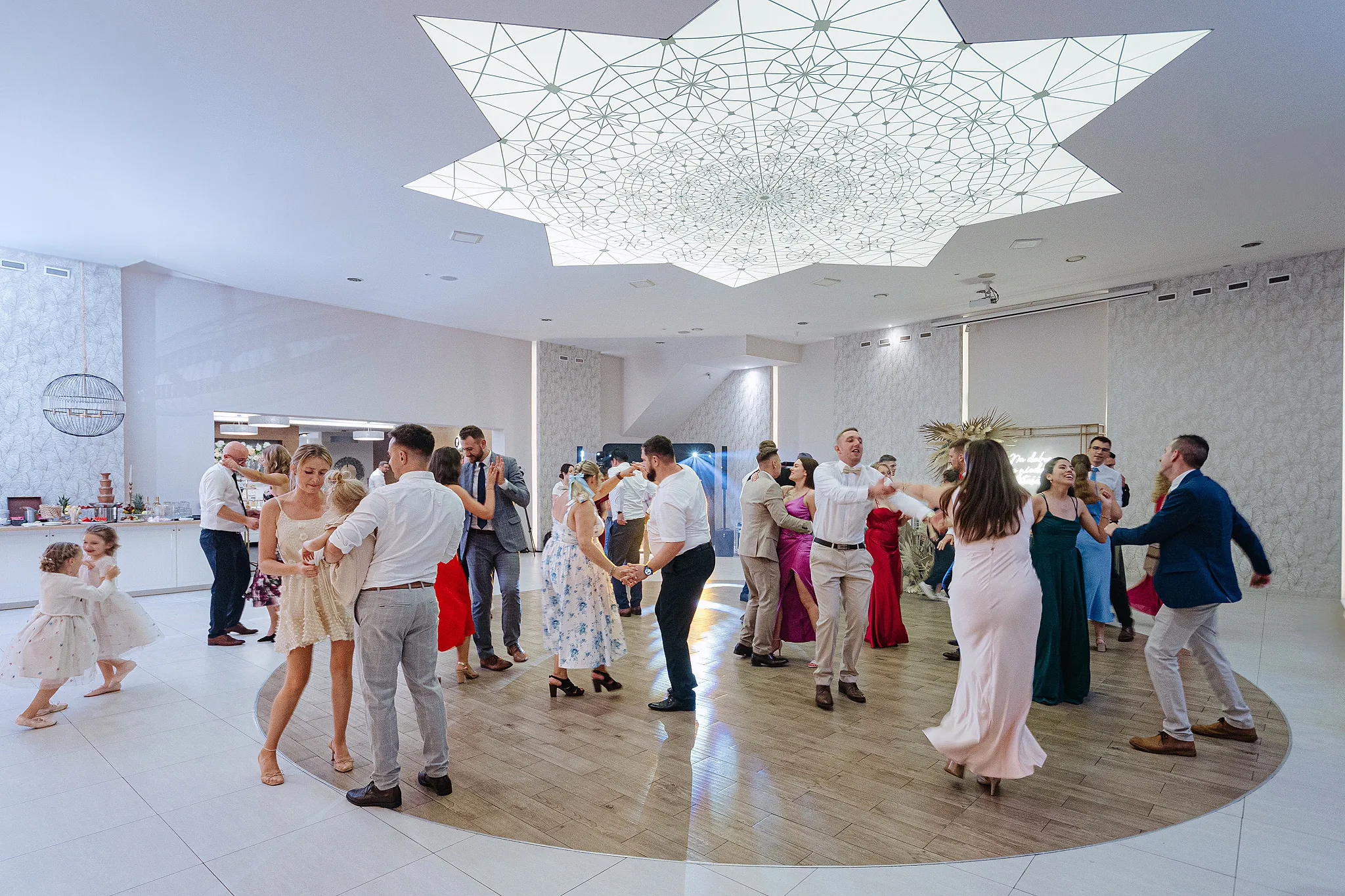 szczesliwa mloda para podczas przyjecia weselnego w goscincu paradise w okolicy Dabrowy Górniczej