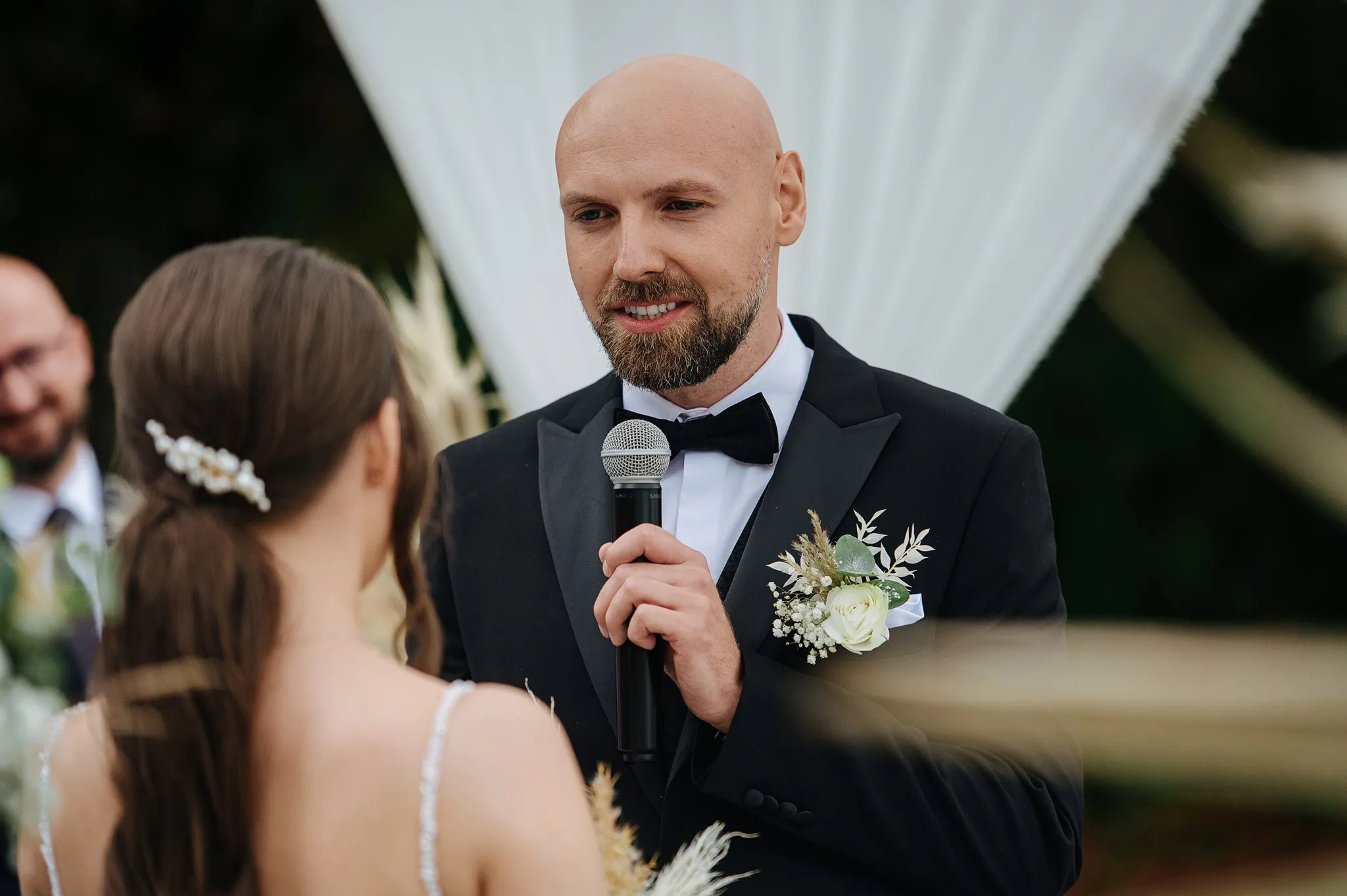 mlody pan podczas przysiegi na slubie plenrowym nad jeziorem w dabrowie gorniczej