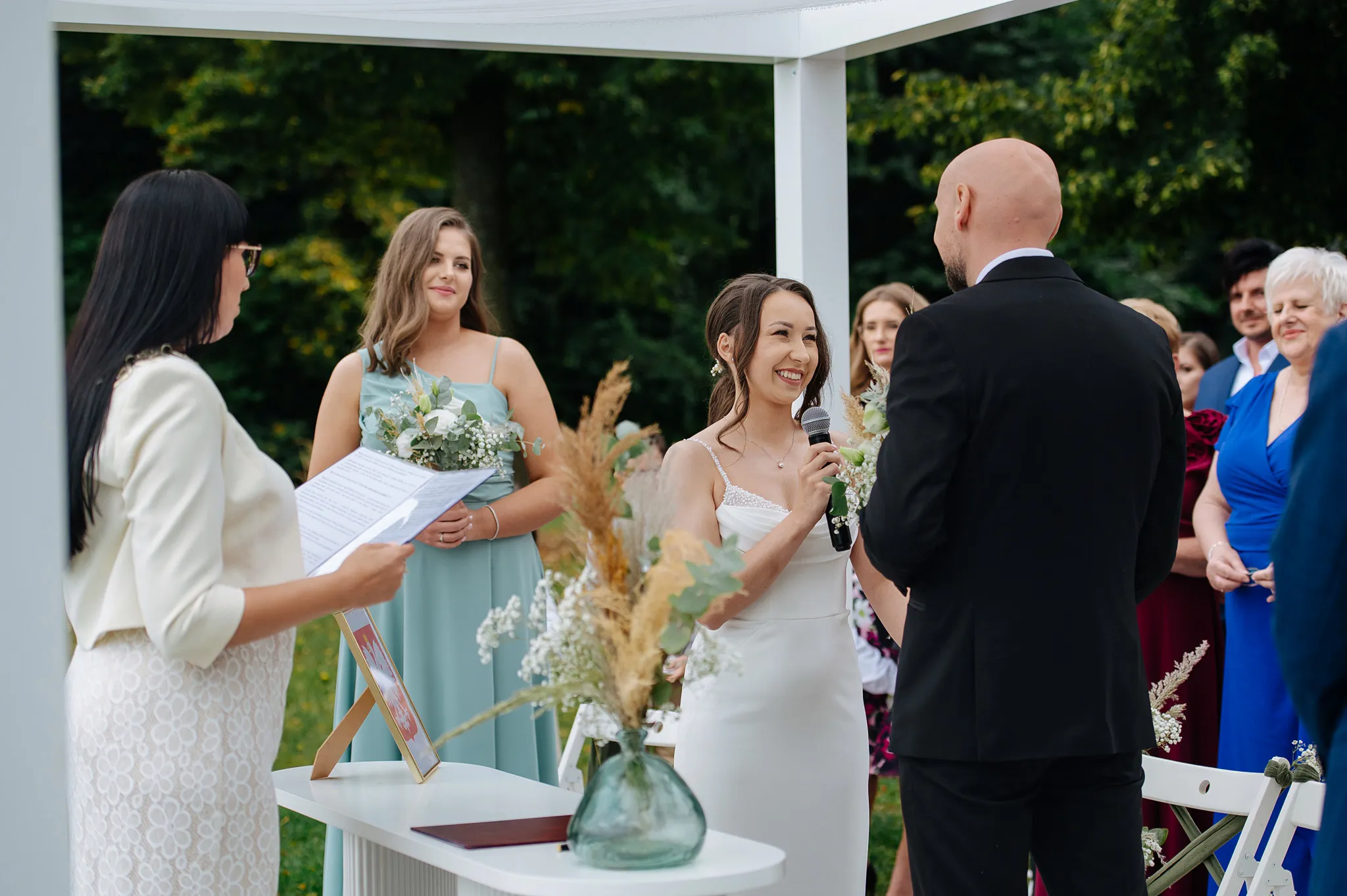 mloda pani podczas przysiegi na slubie plenrowym nad jeziorem w gosciuncu paradise w przeczycach