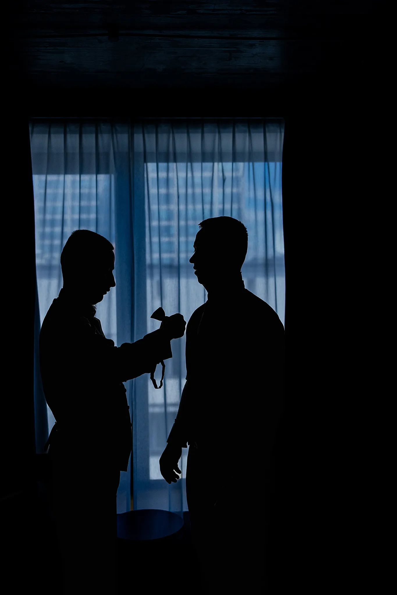 klimatyczne konturowej ujecie podczas przygotowan mlodego pana w katowicach