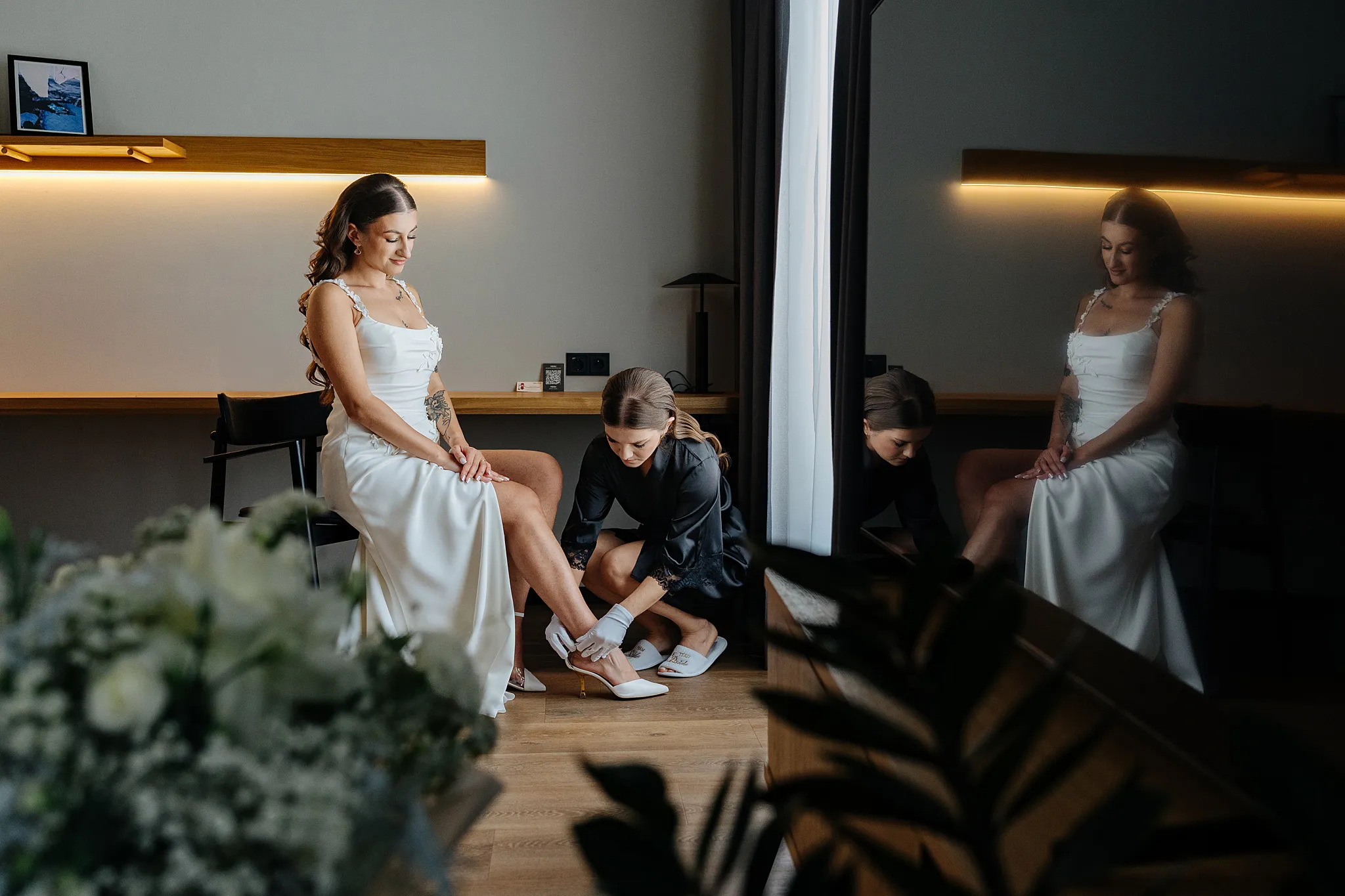 klimatycnze ujecie mlodej pani podczas ubieranie butow slubnych w hotelu w katowicach studio grygierczyk