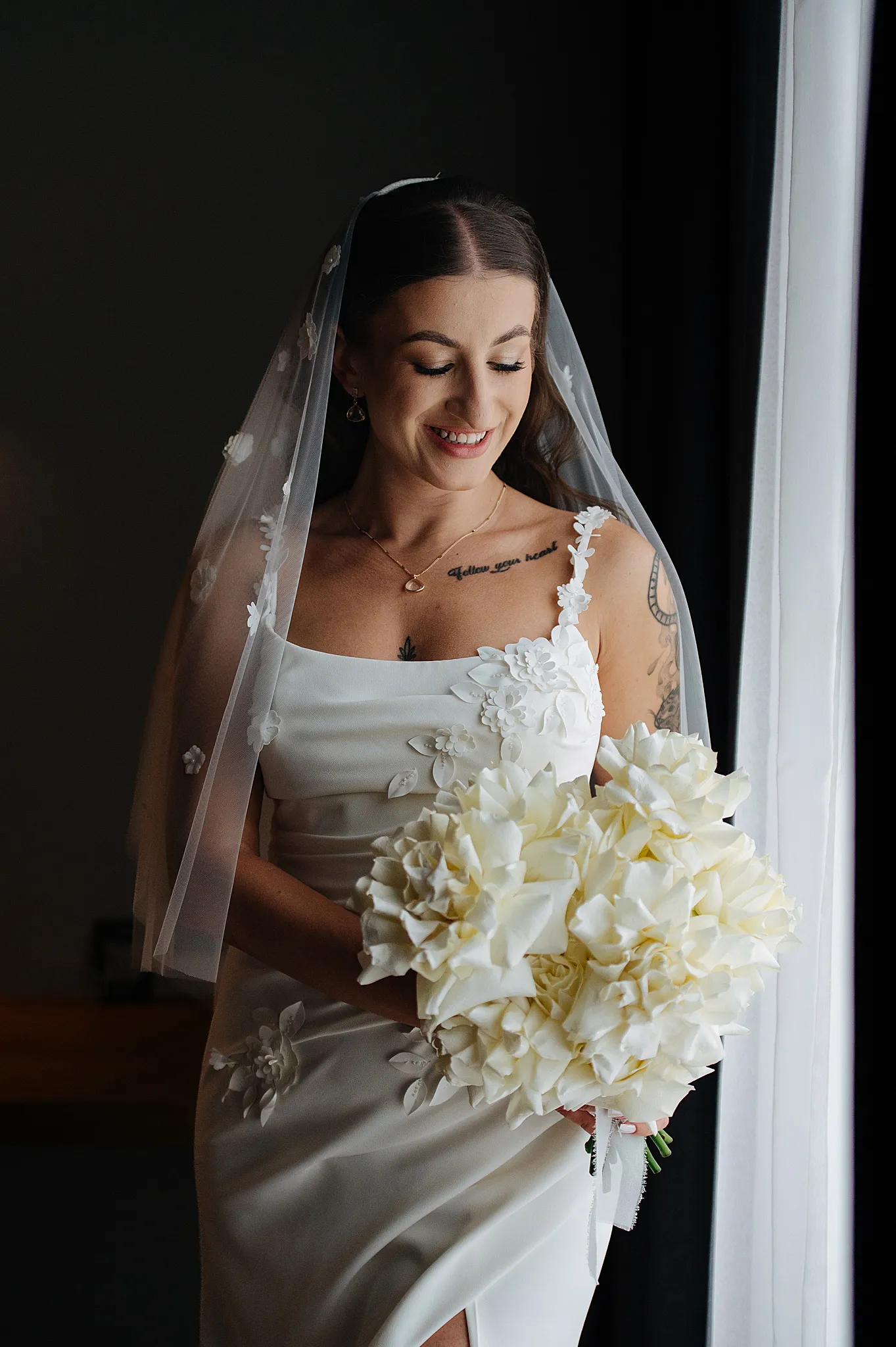 kliatyczne ujecie mlodej pani portret przy oknie klimatyczne uejcie z kierunkowym swiatlem studio grygierczyk