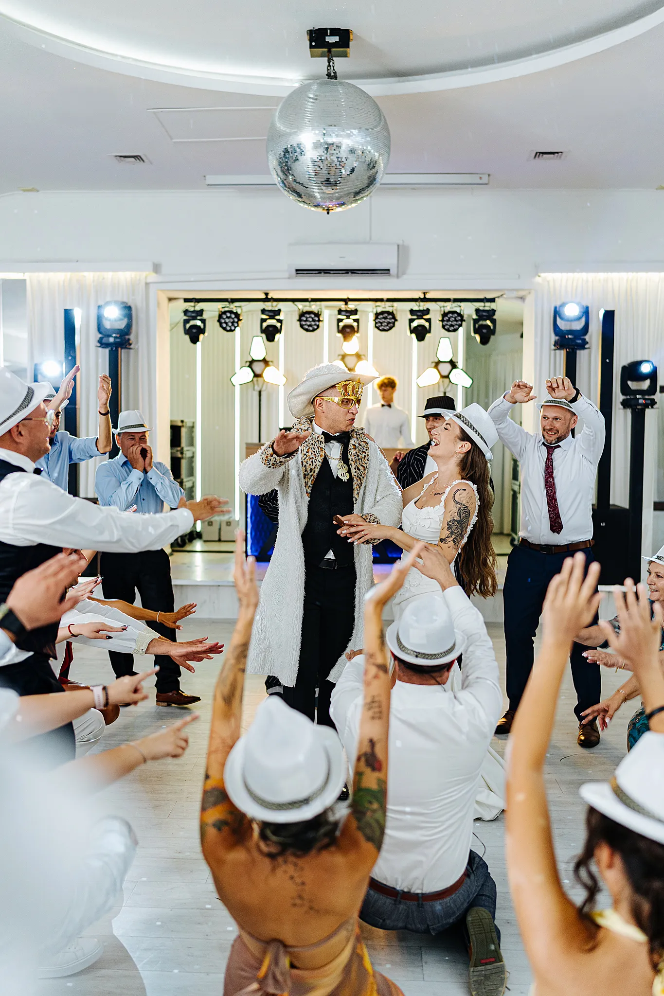 zabawa mlodej pary z goscmi, uniesione rece gosci w sali weselnej zacisze fotograf na slub slask