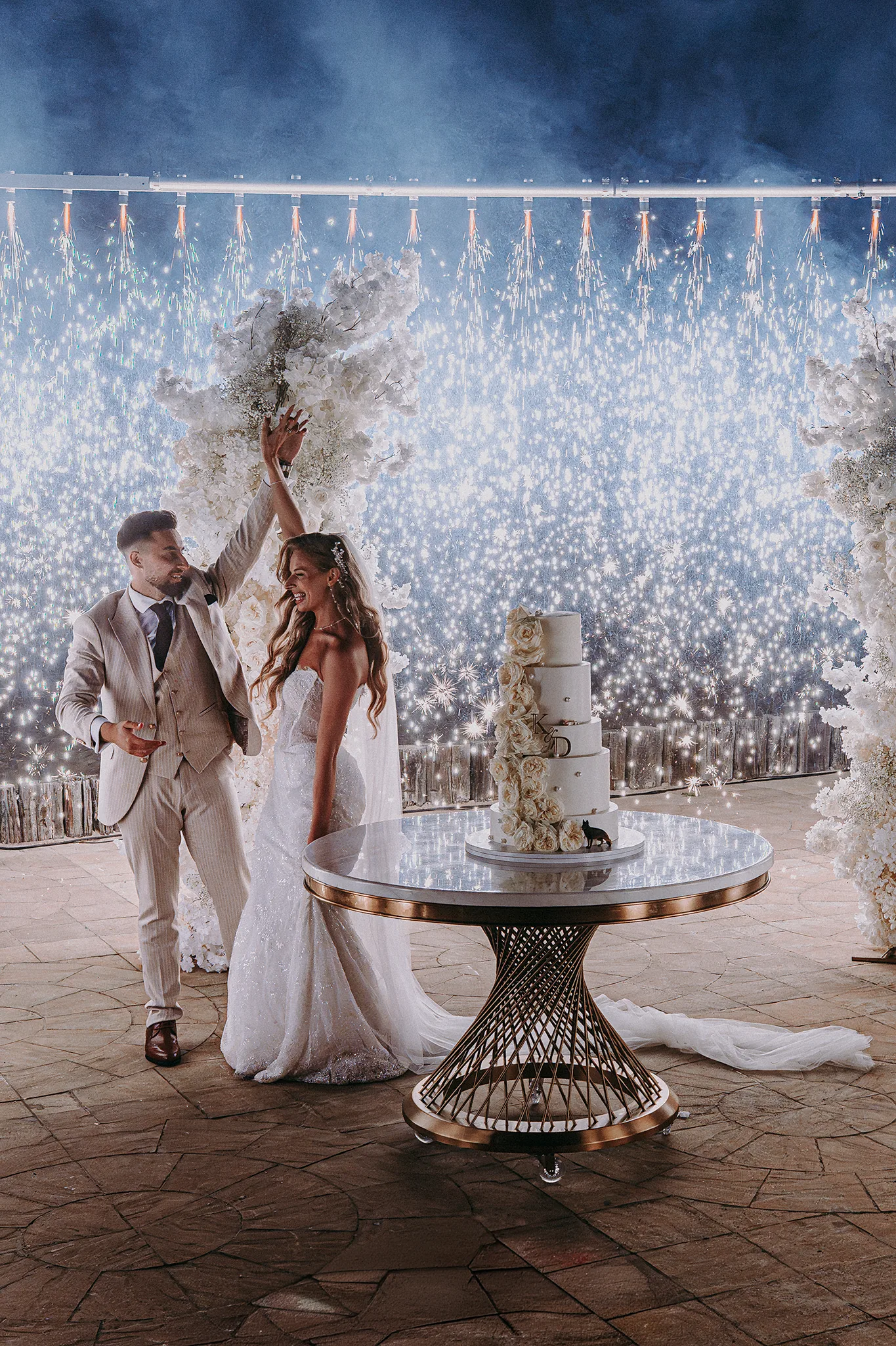 Fotografia ślubna nocą: krojenie tortu w Hotelu Bajka z profesjonalną oprawą pirotechniczną – Studio Grygierczyk