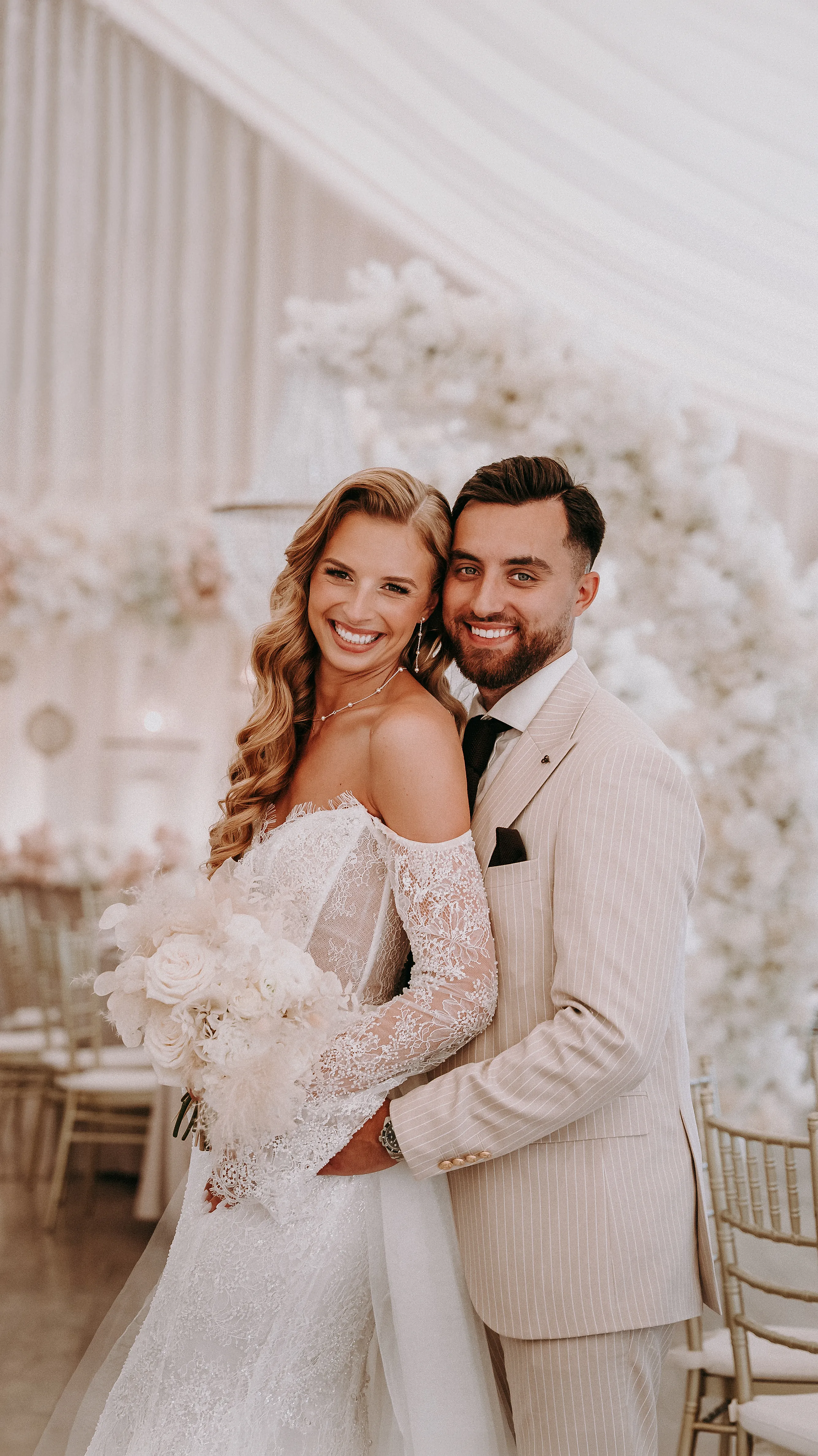 Panna młoda i pan młody podziwiający wystrój swojej sali weselnej przed przybyciem gości – fotografia Studio Grygierczyk