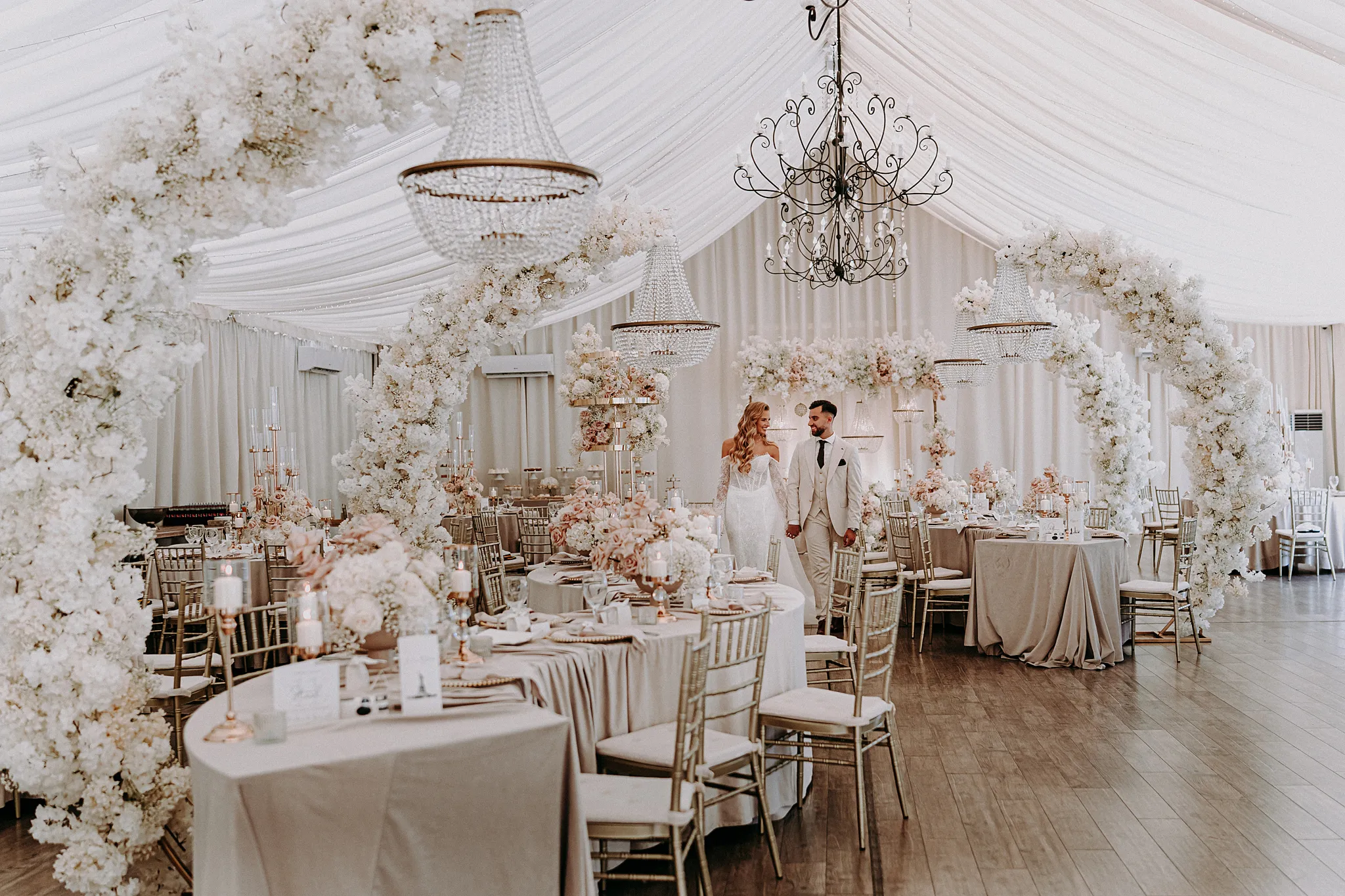 Detale dekoracji: kolorowe girlandy zwisające z sufitu nad parkietem w jasnej sali bankietowej