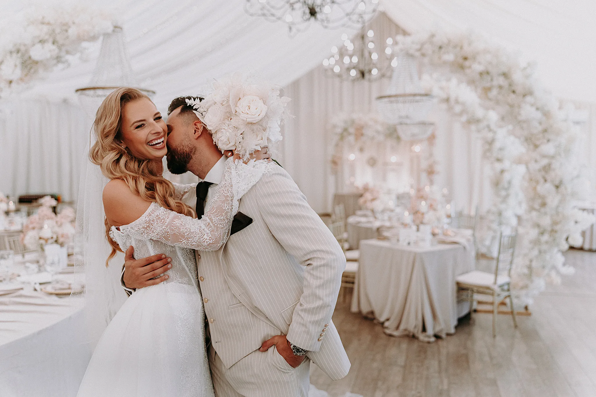 Szczęśliwa para młoda podczas pierwszej eksploracji udekorowanej sali wyraz zachwytu i radości