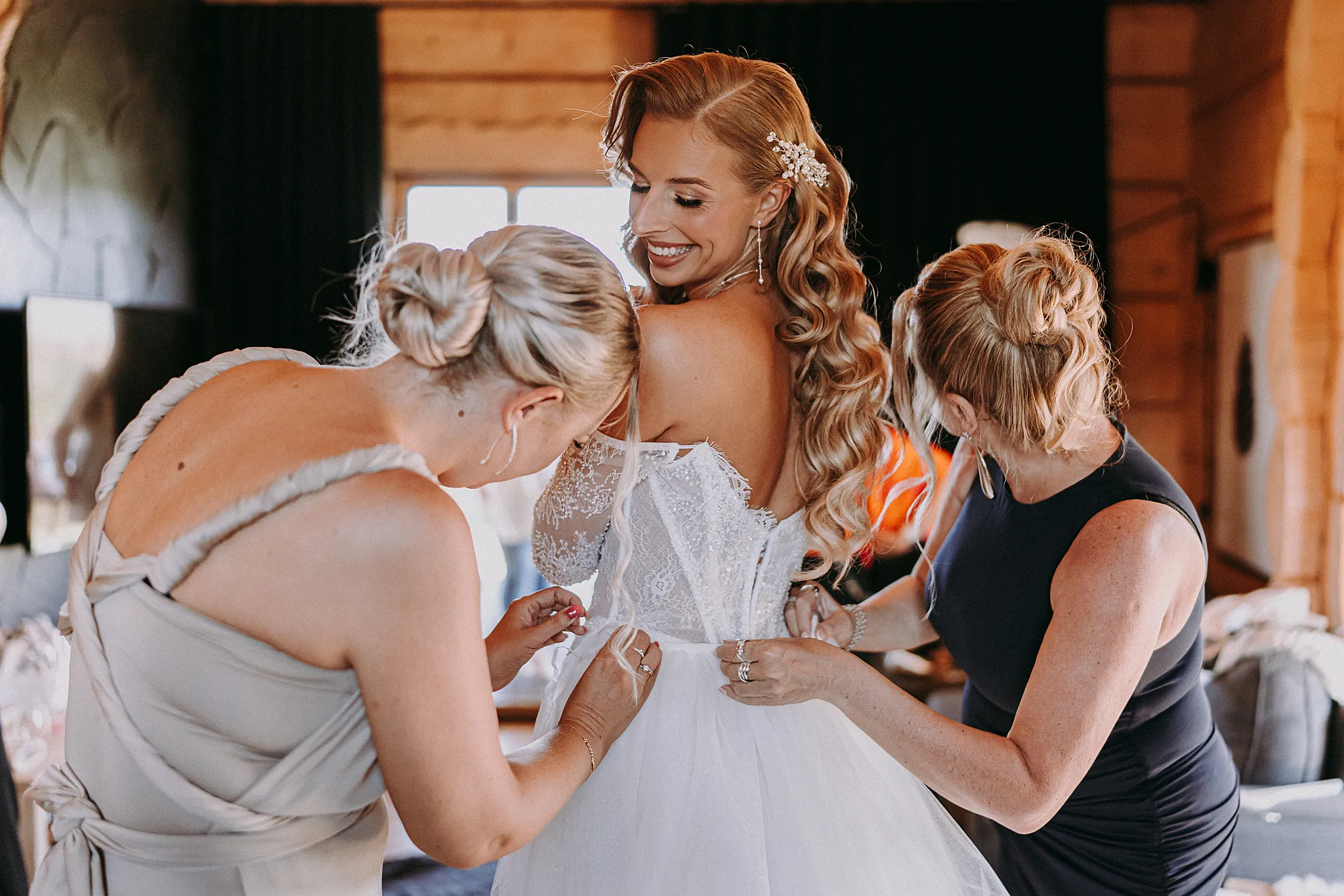 Naturalne światło wpadające przez okno domku w Hotelu Bajka podczas ubierania sukni – Studio Grygierczyk