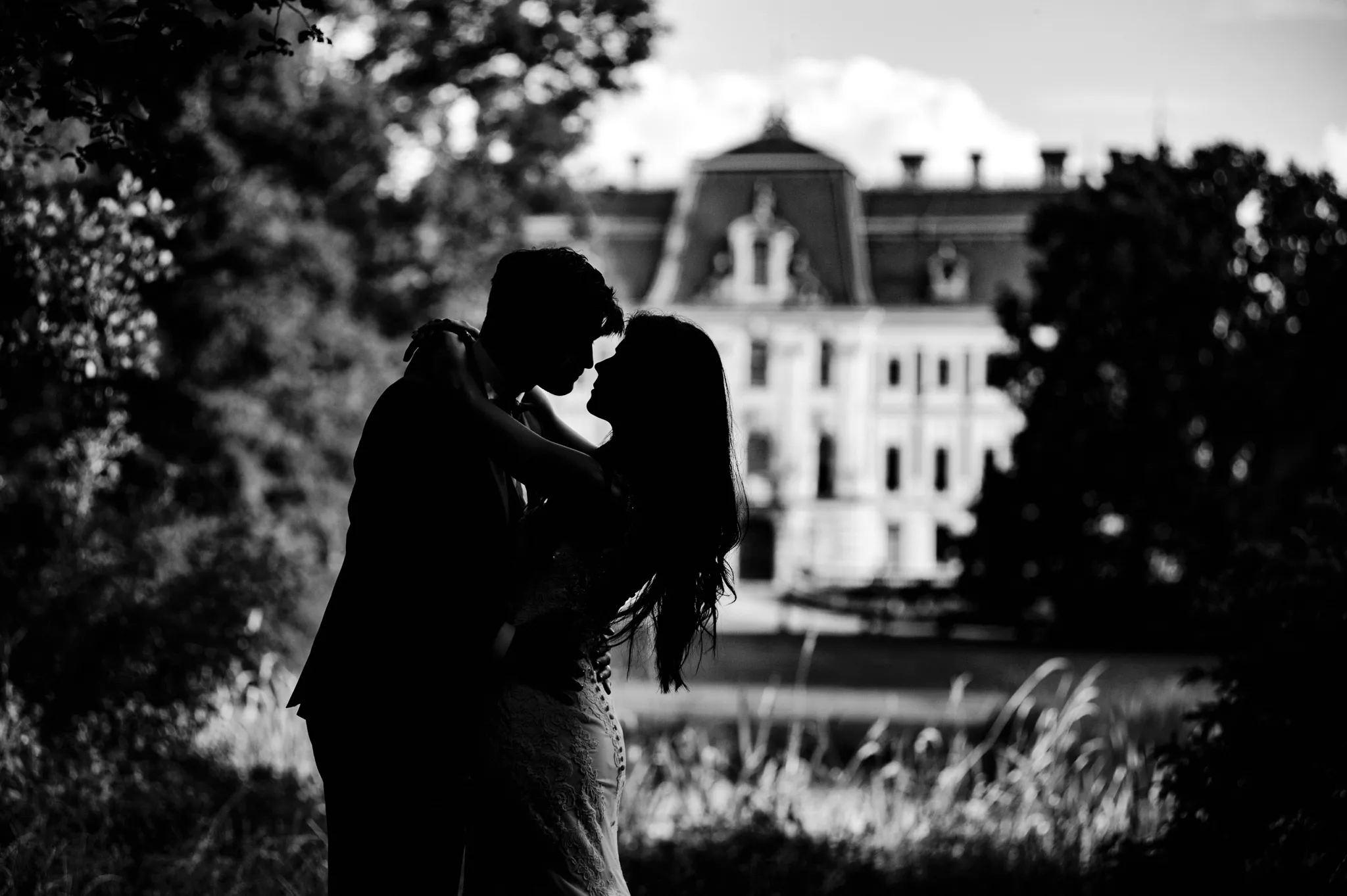 czarno biale klimatyczne konturowe zdjecie pary mlodej w objeciach  na tel zamku w pszczynie . studio grygierczyk fotografia slbna hybrydowa